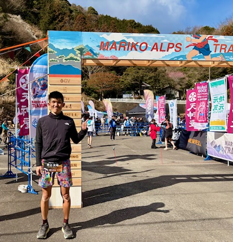 8時30分にスタート<br><br>・匠宿〜宇津谷峠へ（第１エイド）<br>・宇津谷峠〜満観峰（第２エイド）<br>・満観峰〜蜂蜜エイド<br>・蜂蜜エイド〜ゴール（ロード４km）<br><br>平均ペース9：09/km<br>心拍平均：160・最大182<br>＊終始しんどかった！<br><br>第１エイドで完全に脚が売り切れ状態に近い！<br>補給もしたが、もも裏・臀部が悲鳴を上げていた。<br><br>満観峰までは最初の急登で完全に脚がチーーーン！<br>下りがたまらなくしんどい！<br><br>満観峰の山頂で安倍川餅をいただきエネルギーチャージ！<br>登山客もたくさんいて雰囲気が良かったですね( ◠‿◠ )<br><br>満観峰以降も耐えながら登り・下り・走りきった！<br><br>最後の蜂蜜エイドのハチミツソーダ！も美味かった！<br><br>ロード４kmは最大限に頑張ったが内転筋・四頭筋が痙攣していて<br>うまく走りることはできなかたが、歩くことなく走った！<br><br>ゴール手前400mぐらいで50代マラソン界ではレジェンドのYさん！<br>（初トレイル）にかわされて必死に喰らいついたが、3秒ほど負けた。<br><br>タイムは3時間26分19秒！<br>目標タイムよりだいぶ遅かったが、まだ伸び代はあると思う！<br>下りが超下手くそであっという間に差がついてしまう。<br><br>鍛錬あるのみd(￣ ￣)<br><br>運営の方・ボランティアのみなさん寒い中ありがとうございます！！<br>コースはパンチがありますが、<br>みなさんはとてもやさしく辛さが半減します(笑)<br><br>また来年お願いします！！<br>