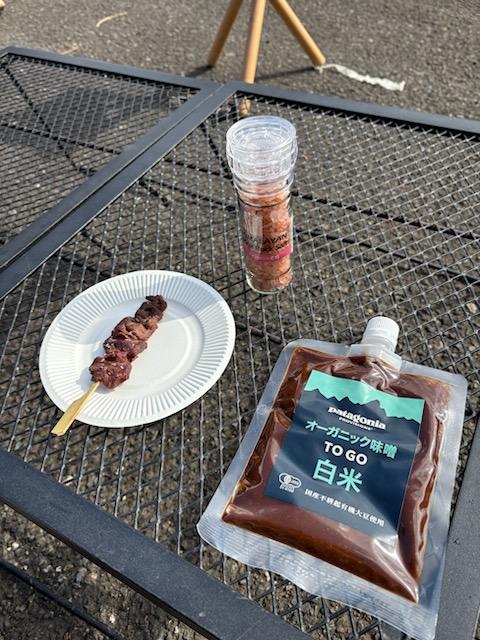 レース後はちょうど12時！お昼ご飯を各ブースを巡って購入！<br><br>その中で初出店のお店で鹿肉の串！こだわりのある食材を厳選しているお店で<br>興味深かったので１本いただきました！<br><br>いままで鹿肉食べたことありますが、１番美味かったかな！？<br>食感がぜんぜん違った。<br><br>お店の情報は後日詳しく書きたいと思います！<br>