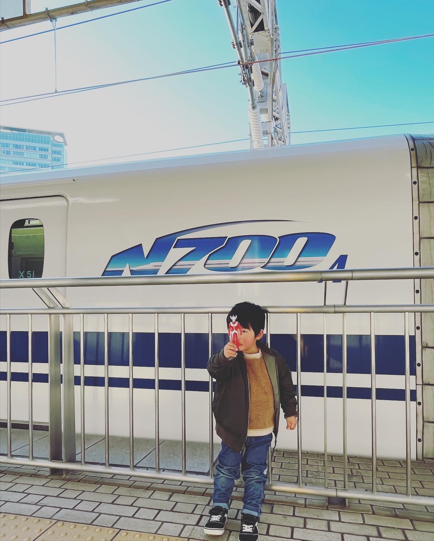 <span style='font-size:1.4em;'>初の新幹線！やや興奮！<br>東京駅で今ハマっているウルトラマン！<br><span style='color:#ff0000;'>【ウルトラマンタロウ】購入！！</span></span>