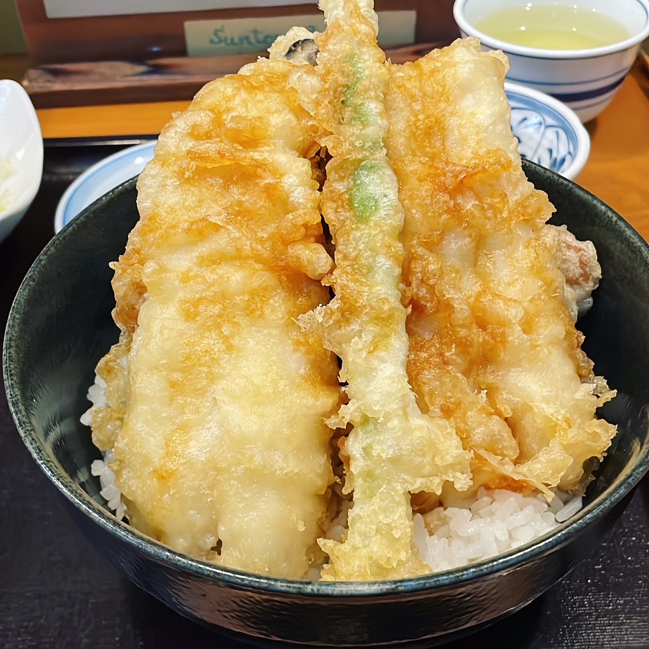 お昼は、会場近くにある<br><br>【食事処みしまや】<br><br>ここのあなご天丼がとても美味しそうで(*´▽`*)<br>ランチにしては高価でしたが、お祭り前日なのでOK!!<br><br>栄養補給ばっちり!<br>レース前に揚げ物系は避けた方が無難です(>_<)<br><br>バスで宿泊所まで移動です!<br>西伊豆の雲見まで!!<br><br>2時間ほどのバス移動(>_<)疲れたぁ~!!<br>