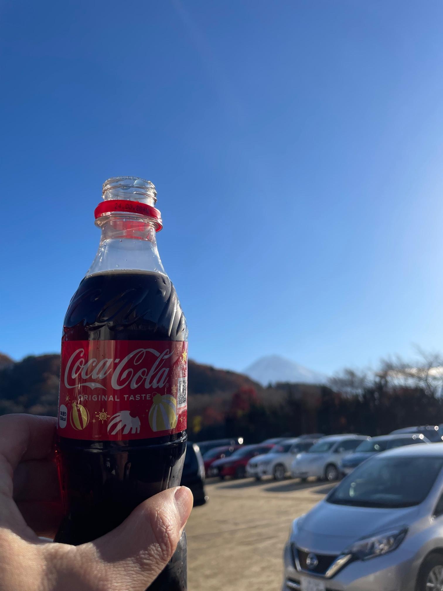 <b>この時期の河口湖は紅葉のピークで<br>とても、きれいな紅葉を見ながらマラソンとは<br>贅沢な時間！<br><br>観光でもきてみたいな！<br><br>本来は、生ビールを吞みたいところだが<br>我慢して、<br>コーラで頑張った自分に乾杯！<br><br>これはこれで格別の美味さだった！<br>（家で好きは黒ラベルをたんまり吞みました）</b>