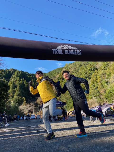 <b>自分は夏以来の2大会目のトレイル！<br>楽しみつつもどのぐらい出来るかも<br>試してみたくなる(^.^)<br><br>試走もしないでの参加なので少し不安であるが日本一敷居の低い大会とうたっているだけあるからコースもそこまで大変ではないだろうと思っていたが、<br><br>走ってみたら、そんなことはなかった。<br><br>スタート直後から<br>ロードまぁまぁな急坂…。<br>2km弱ゼーゼーしながら駆け登った。<br><br>その後のトレイルも急登<br><br>完全に脚が笑っている。</b>