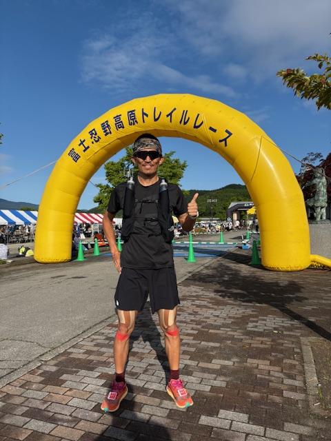 6月1日<br>忍野高原で開催されたトレイルレースに参加してきました。<br><br>初めて出る大会はやはり緊張しますね。<br>コースの情報も無いですし、<br>分からない状態で行う楽しみもありますが、無理のない範囲で<br>攻めて5時間ぎりを目指して挑みました。<br><br>似たレースで37kmで獲得標高2000mで6時間ぐらいだったので<br>5時間は切れるだろうと・・・。<br><br>スタート位置がすでに標高930m<br>そこから1645mまで６kmぐらいかけて登る！<br><br>アスファルト・林道からトレイルと様々なサーフェスで楽しめるコース<br>そして、走れるかな！？（ゆっくりなら）<br><br>杓子山は日本最大のレースMt.Fuji100でも走るコースの１部<br>いつかは、Mt.Fuji100で走りたいですね<br>