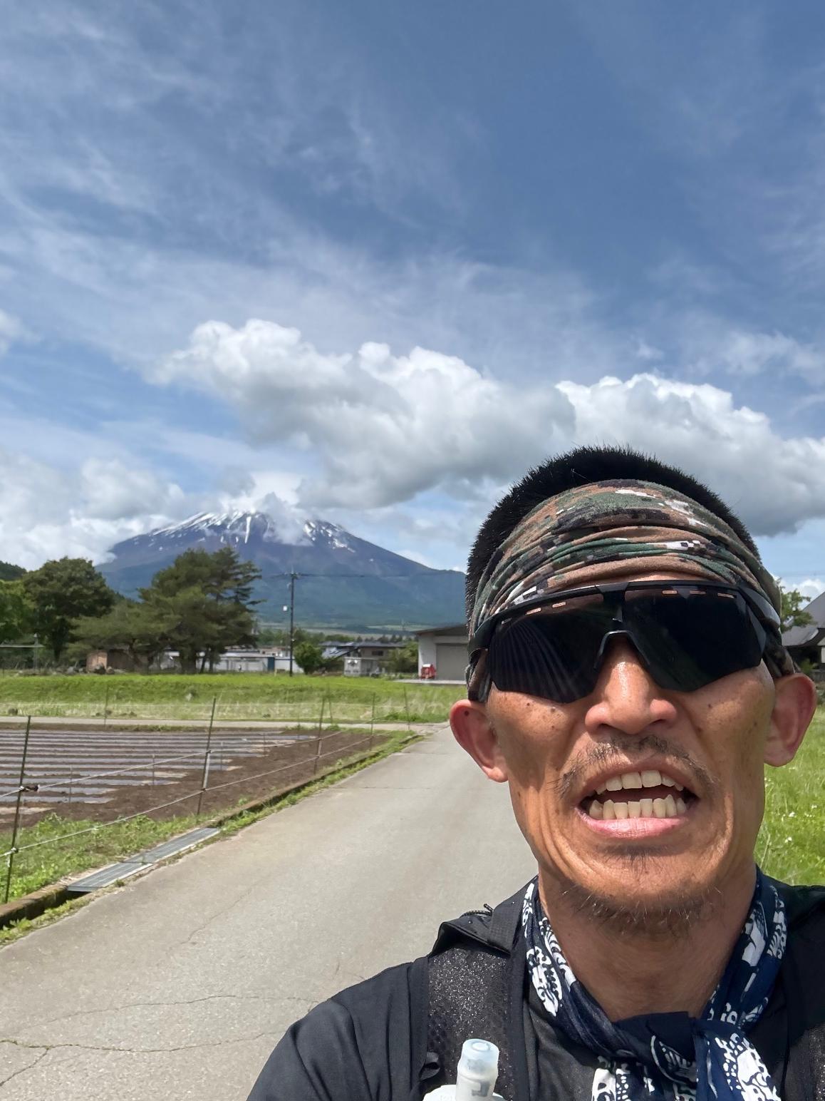 がしかし、緩やかになってからはペースを取り戻し<br>中間のロードで抜き返す（笑）<br><br>そこからは、ペースをある程度キープすることができ<br><br>登りも走ることができました。<br>＊２週間前の野辺山100が効いたのかな( ＾∀＾)<br><br>残り、５キロ<br>まず２キロ山を下り<br><br>ラスト３キロは田園の脇道だったり川沿いだったり<br>絵になる風景を走り<br>忍野中学校に戻ってゴール！<br><br>ラストスパートまでかける余裕はありませんでしたが<br>楽しくレースを堪能したかなと思います。<br><br>4時間30分！<br>総合で46位で年代別で15位<br><br>年代別の3位が4時間17分代・・・。<br>エイドのロスタイムや道中どうにかできたのではないかと後悔！<br><br>来年のリベンジを誓う！<br>
