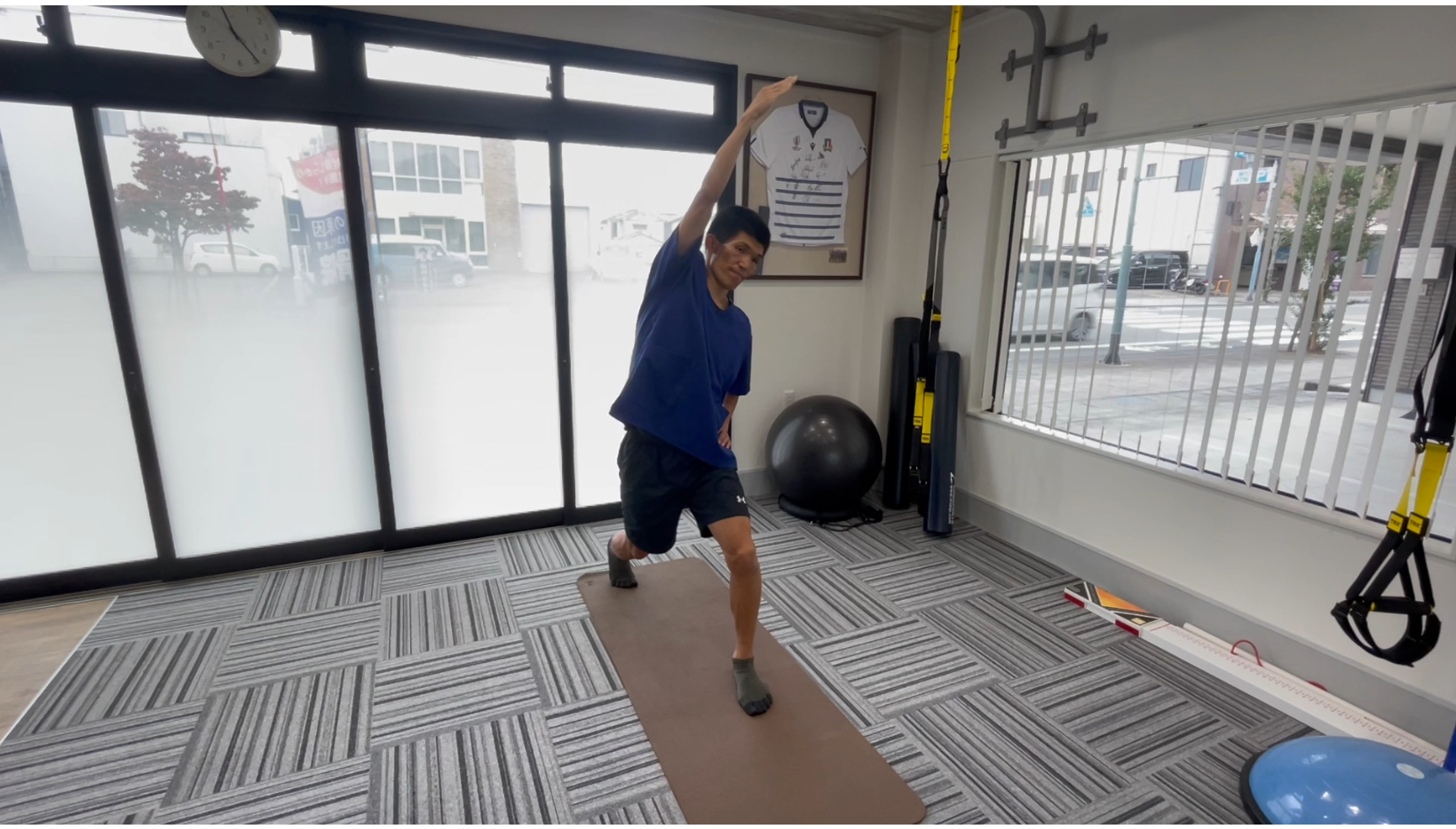 体側のストレッチ<br><br>脇の付け根から腰・脚の付け根までのストレッチ!姿勢を保持することによって<br>体幹のトレーニングにもなります。<br><br>20秒ほどゆっくり伸ばしましょう!(左右共におこないます)<br>