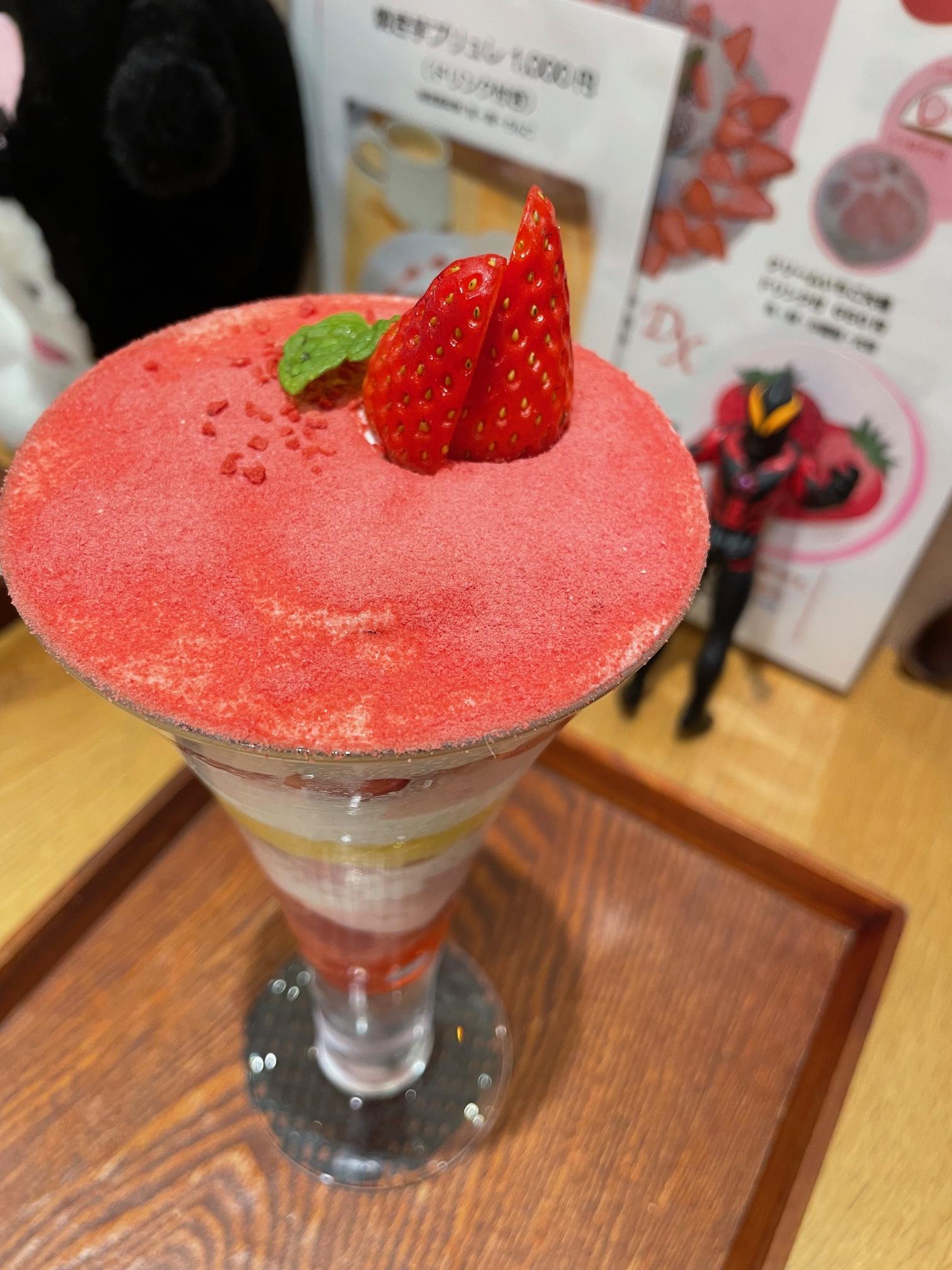 <b>息子は、立派なイチゴパフェを<br><br>目を輝かせて<br>食していましたが、<br><br>娘は意気消沈(*´з`)</b>