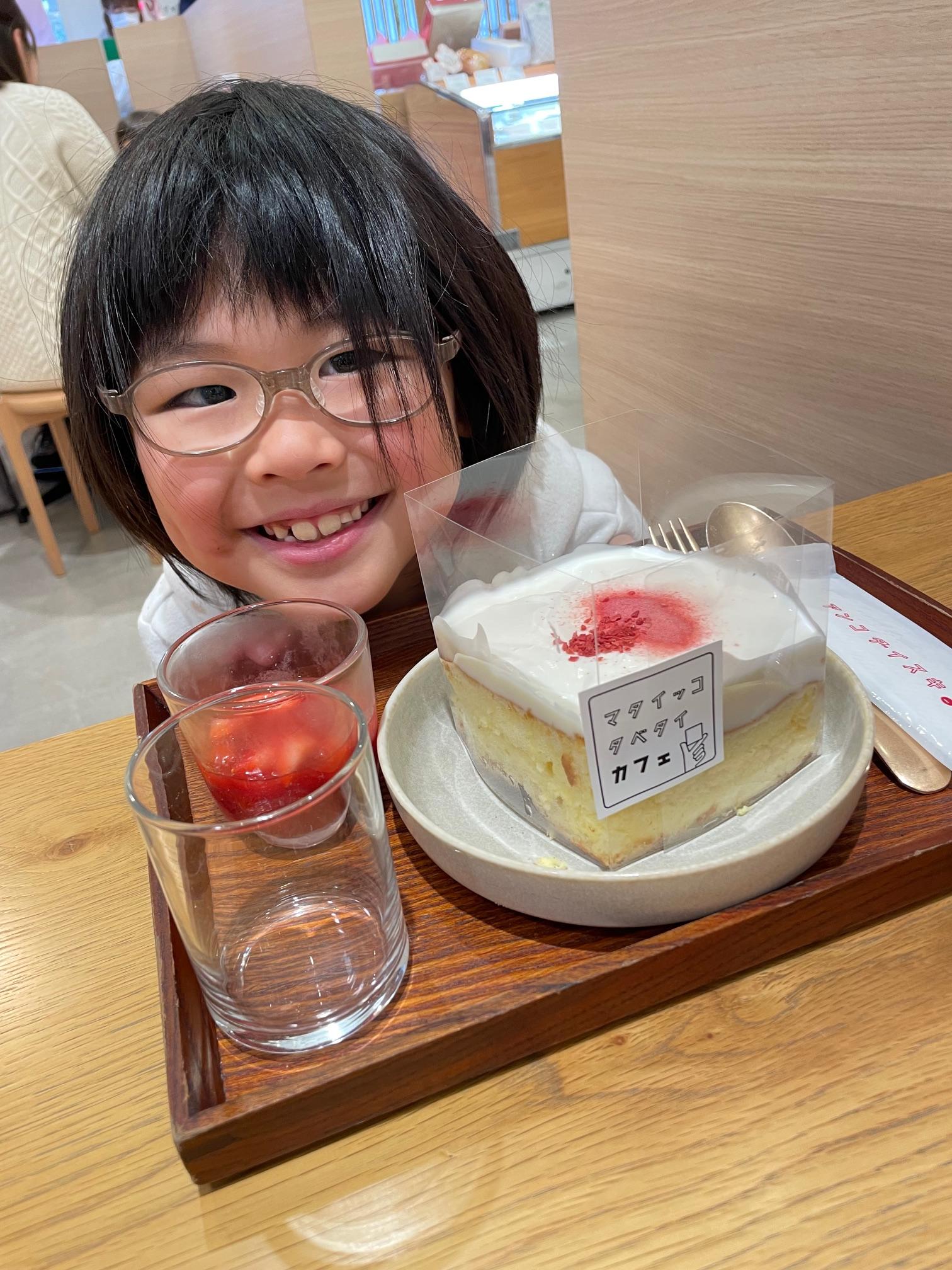 <b>人気もあって子どもたちには長った待ち時間・・・。<br>４０分待ってやっと目の前に！！<br><br>がしかし、<br><br>まさかの<br><br>半分程食べた娘の口から・・・<br><br>「もういらない」<br><br><br>えっ！！<br><br>「パンケーキが油っこい」<br><br>まさかの発言に<br><br>父「驚愕」</b>