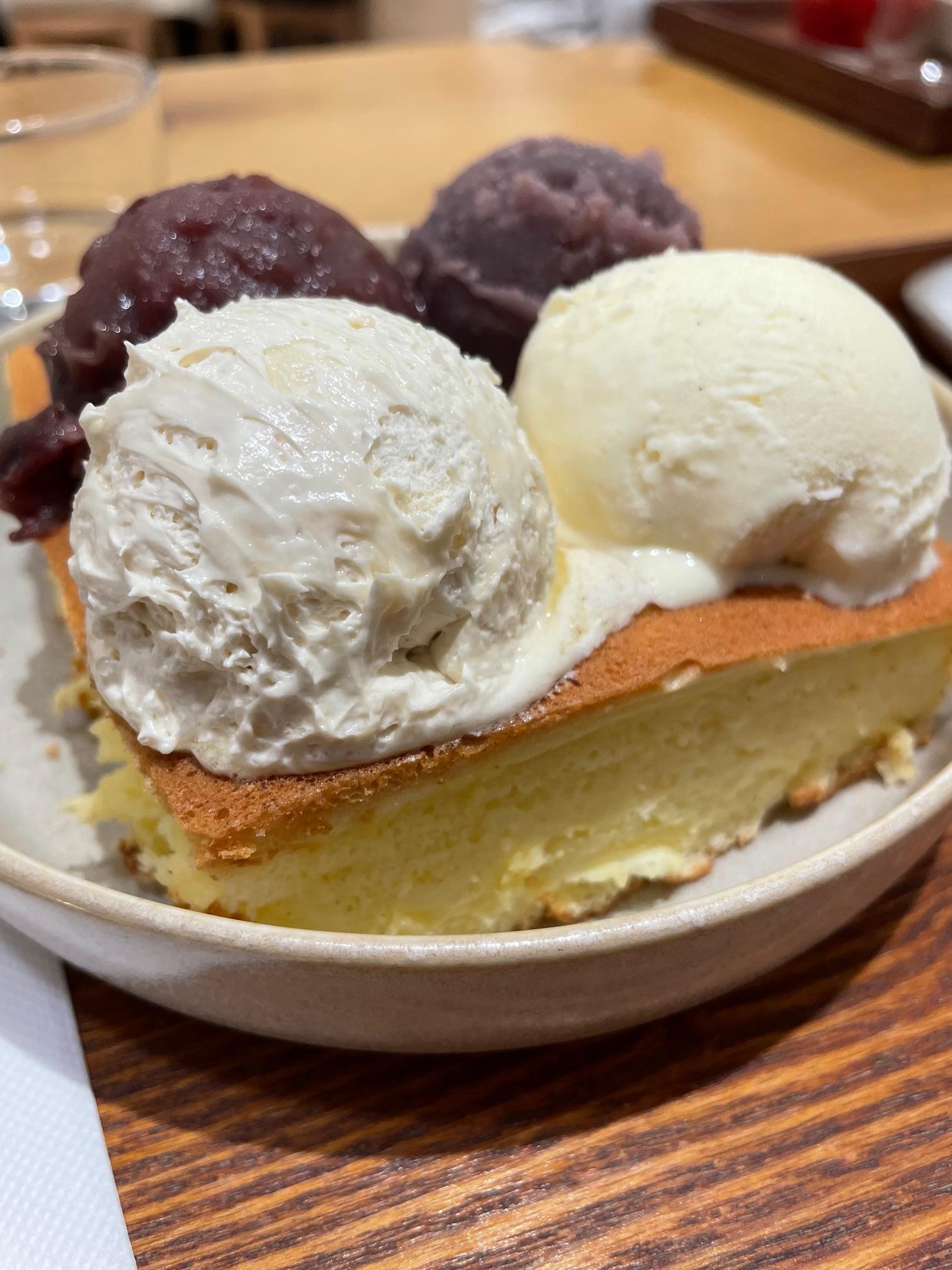 親父も<br>パンケーキに満足！！<br><br>あんこ好きにはたまらない景色でした！<br>まさに<span style='font-size:1.4em;'><span style='color:#ff0000;'>絶景(笑)</span></span><br><b>娘は、口直しの塩昆布を食べて<br>満足していた！！</b><br>わからん(*_*)<br>