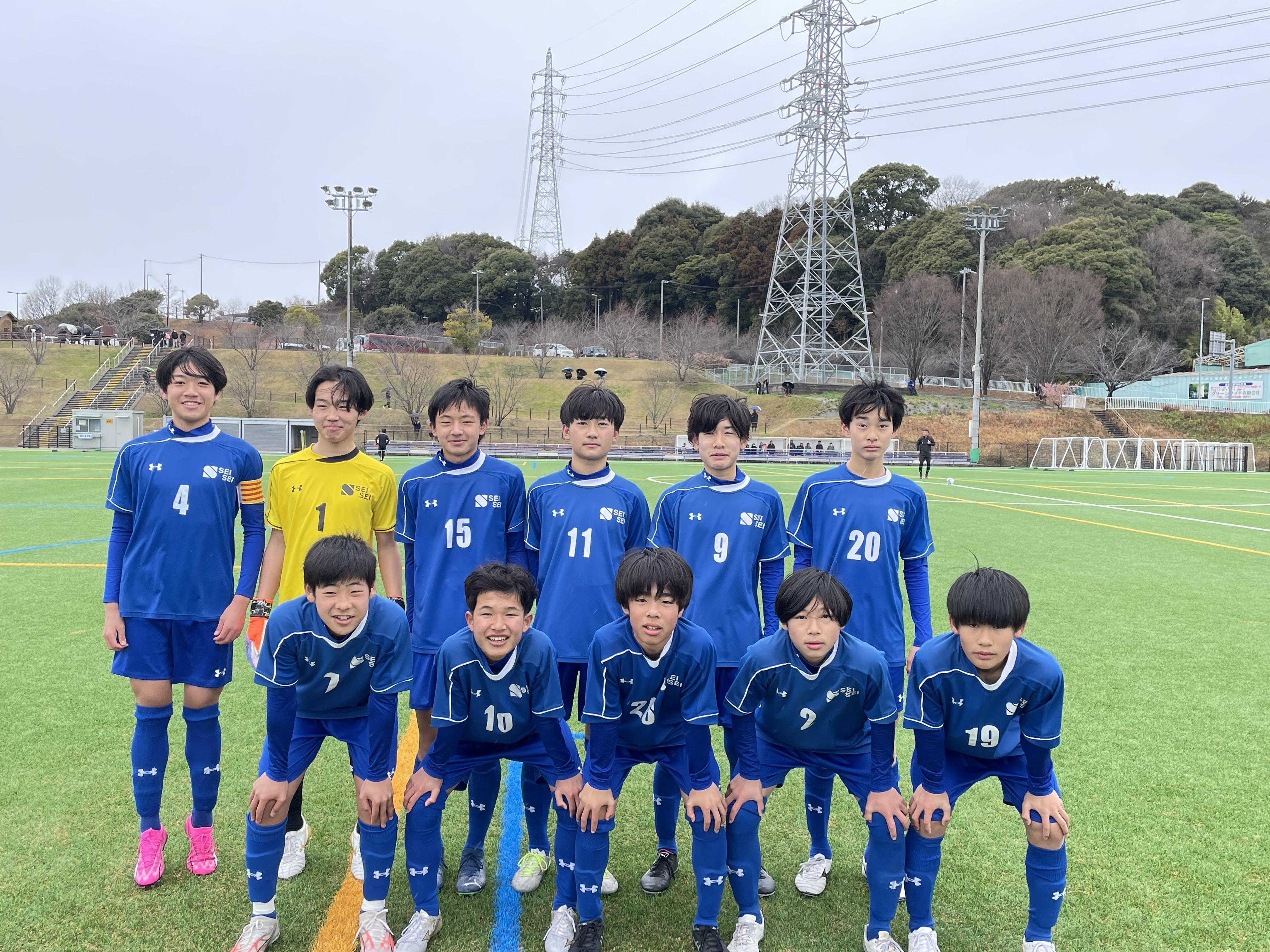 <b><span style='font-size:1.2em;'>今週は帯同チームのリーグ戦開幕戦！！３部に昇格して初戦！<br><br>リーグ戦の初戦はとても重要！開始直後はいい感じの流れだったが、<br><br><br>５分以降は、固さがとれずに、公式戦！という見えないプレッシャーなのか<br><br>雨というコンディショニングで<br>ミスをしたくないという<br>躊躇した判断が多くみられた。<br><br>これも、経験！<br><br>この経験が活かされることを願う！<br><br>前半は０－２<br><br>後半は、固さもややとれて<br>アグレッシブなプレーが随所に見られた。<br><br>攻め込んではいたが、<br><br>決めきれずに、<br><br>ＣＫからのＯＧの１点止まり・・・。<br><br>合計１－２黒星スタートとなった。<br><br>次節は、今週の３月２日㈯<br><br>切り替えて<br>いい準備をして挑むとしよう！<br></span></b>