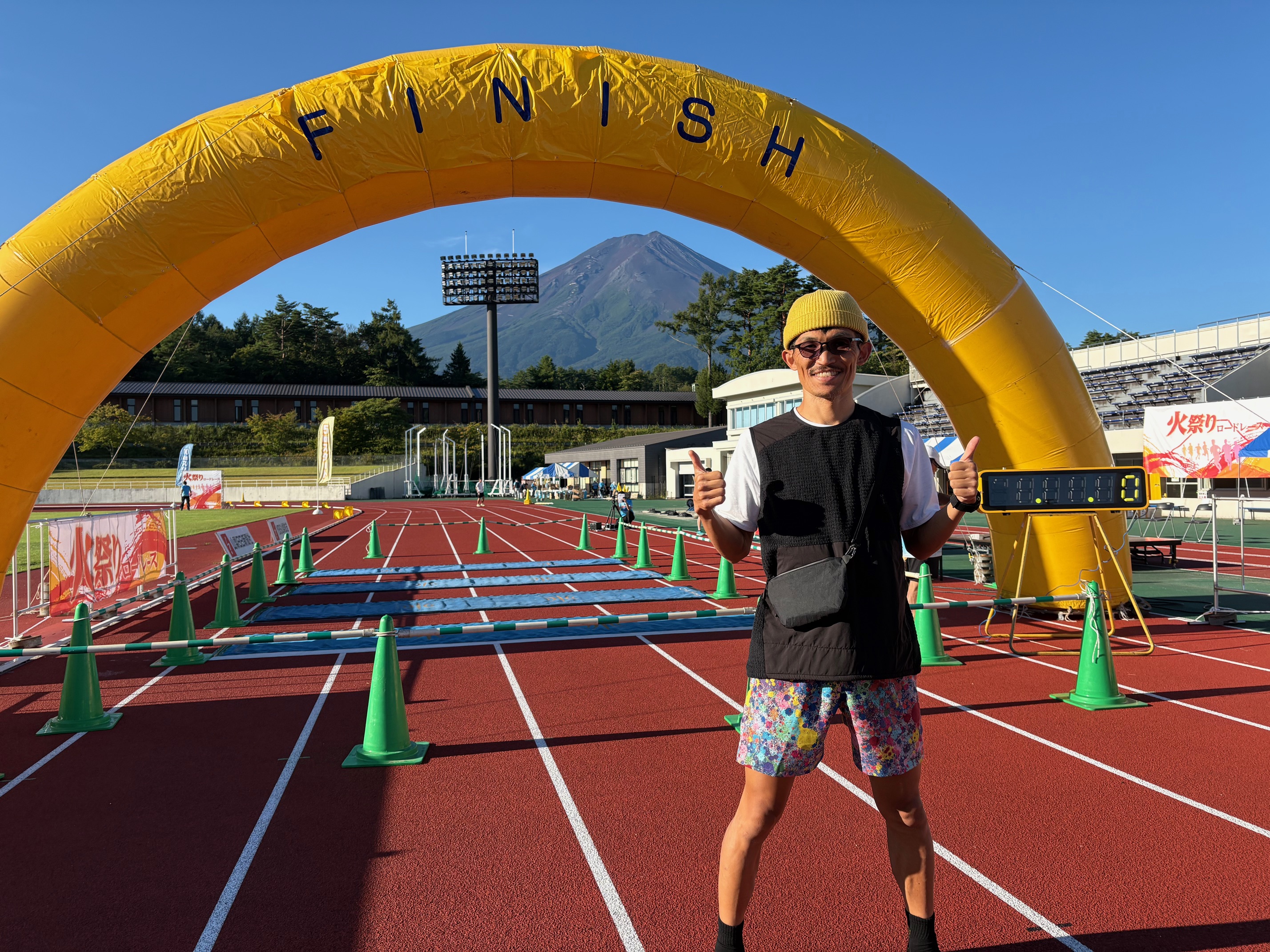 日曜日は今シーズン１レース目の富士吉田火祭りロードレースです！

このレースは初めて！
周りからハーフはキツイ！キツイ！キツイ！と聞く人みんな口を合わせて
同じことを言ってました！

自分はロードの登りはそこまで苦にしないタイプですが、その反面下りがイマイチ！
ブレーキをかけてしまう傾向がある！

今回はブレーキをかけないようにリミットを外して挑戦しようと挑みました！

朝４時に起床して身支度をして４時３０分出発！
性格的にギリギリだとソワソワしてしまう！

初めてだと・・・早くなってしまう(*_*)
６時に駐車場に着！車で朝飯！（うどん・ピーナッツクリームパン・アミノバリューＢＣＡＡ4000）
駐車場からシャトルバスで移動して
7時ごろに会場に着！受付を済ませてもまだ時間があるので寝ながら時間を潰す（(笑)）

次回はもうちょっとゆっくり出発してもよいな(*´з`)
