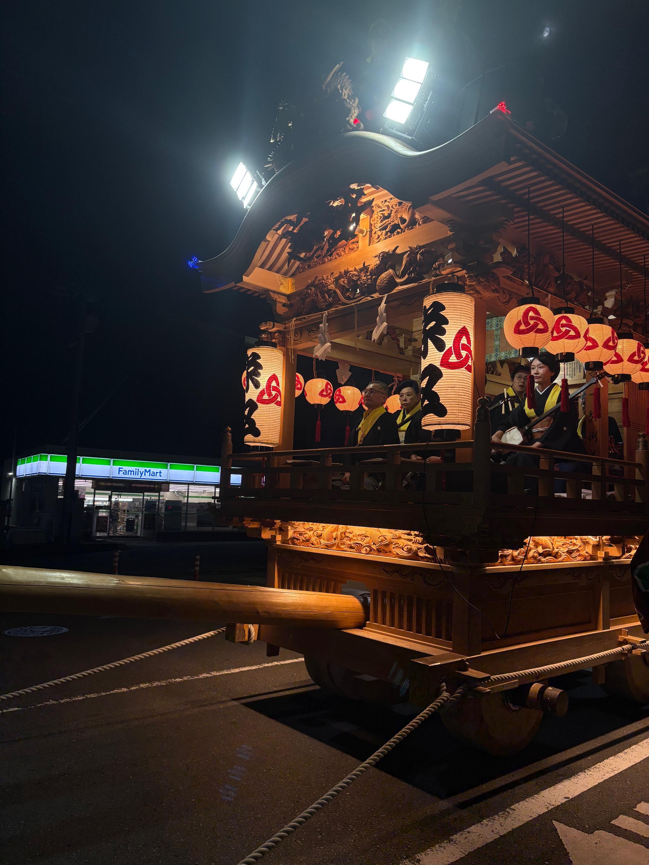 日が沈み夜になるとまた日中とは違った雰囲気でお祭り感が濃く感じることが<br>できましたね。<br><br>今週末は隣町の島田帯祭り！これも3年に１度の大祭り！<br>１度は生で観てみたいですね( ^ω^ )<br><br>あとは、話は変わりますが趣味で行っているトレイルランニング！<br>今週末はレイクビワ１００という難コースの１つ！！<br><br>近いうちに参加してみたいが、まずは100マイル！を完走しなければスタート<br>地点にも立てないので、まずは日々鍛錬ですね。<br><br>直近のレースは19日：御前崎マリンパークマラソン１０kmに参戦！<br>PB更新を目指して最終調整しています^_^！<br><br>皆さんも秋の過ごしやすい気候を楽しみましょう！！<br>