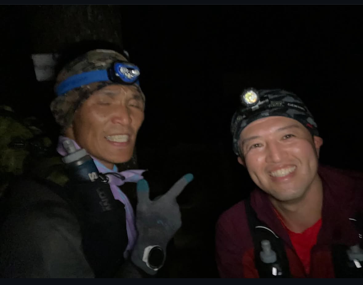 こんにちは！

だいぶ過ごしやすい時期ですが、ちょっと経つと
寒い冬がすぐそこまできていますね( ◠‿◠ )

さて、今週末は急遽ナイトランを院長と走ってきました！

コースは岡部からロードで匠宿まで（５km）
匠宿からトレイルコースに！（10㎞！D1,000m）まぁまぁパンチのあるトレイル！
（冬に開催される丸子アルプストレイルの前半コース）

いつもは、日中走るのですが今回は12月に走るトレランで
初の夜パートがあるので、経験を積もうと思い
あえて夜道を走ってきました！

コースは知っていましたが、夜走ると別物でしたd(￣ ￣)


故にスピードが上がらずほぼハイクでしたが、
道具のチェック・ウェアのチェック・補給のチェック

一番はライトのチェック！
とても為になった時間でしたね！

夜のトレイルは難しい！
知っているコースでさえ難しいのに
大会のコースは初コース！かつ目標がないコースなのでどうなるか！？

GPXデータはありますがかなり心配です（笑）

一緒に同行してくれた院長には感謝です！
1人だと恐怖に負けていたかも・・・。

野生の獣にも会うことなく。
（最後、ニアミスだったけど）

結局22時〜岡部スタートして
2時に着！！
良い4時間でした( ^ω^ )

まだまだいろんなことにチャレンジしていきます！！