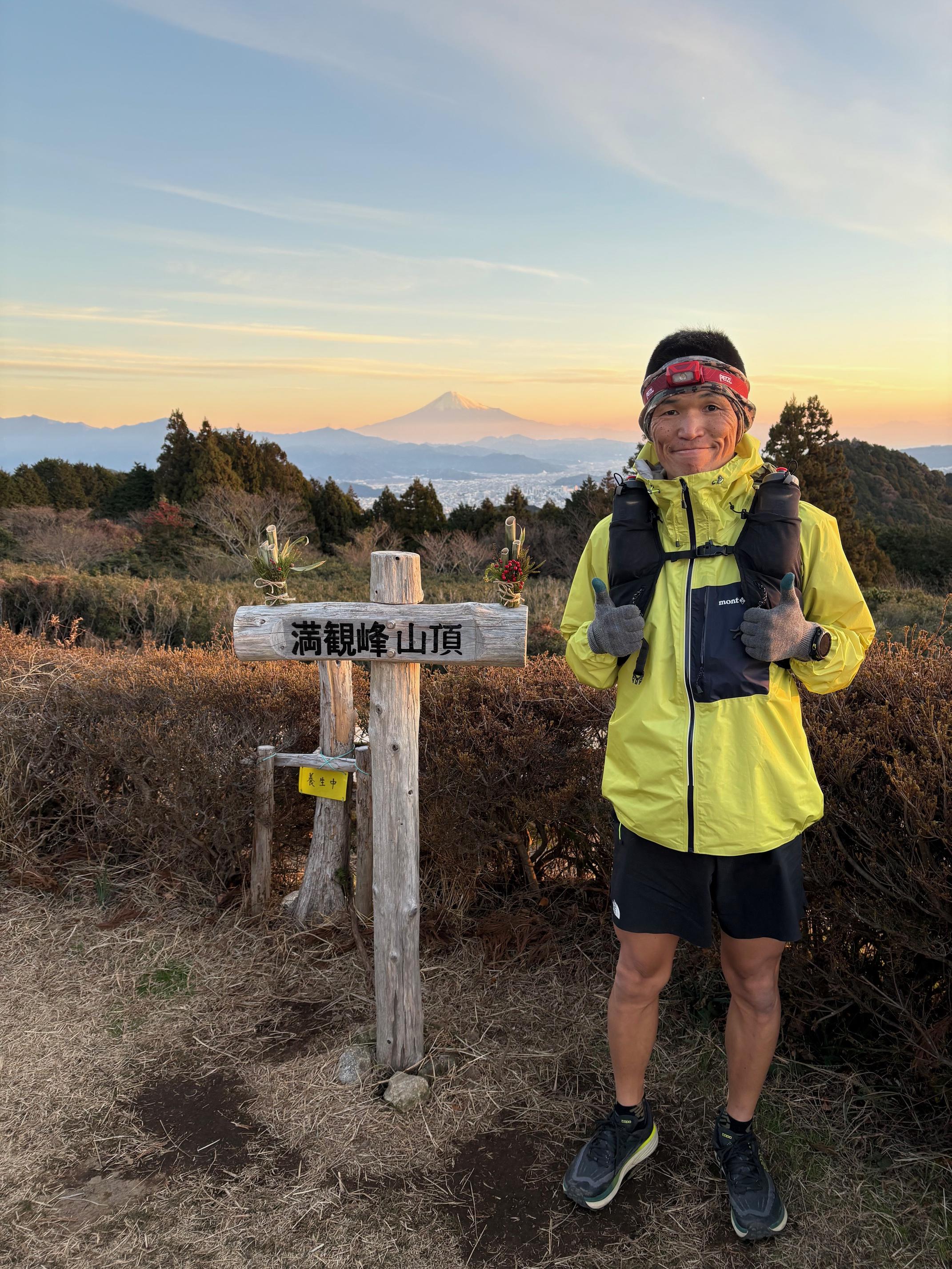 本日より２０２６年kai鍼灸接骨院のスタートとなります。<br><br>本年もよろしくお願いいたします。<br><br>さて、年末年始はいかがお過ごしでしたか？<br><br>自分は当初予定をしていた京都グレイトラン１３０ｋでしたが、<br>京都行く2日目におばあちゃんが老衰のため他界したため急遽キャンセルに！（DNS）<br>こればかしは、しょうがない(*´з`)<br><br>２７日はトレーナーで帯同しているチームの忘年会！<br>レースもなくなってしまったので大いに楽しみました。（完全に飲み過ぎた）<br><br>２８日は子どもたちとおばあちゃんを見送った（家から葬儀場へ）<br>その後は子どもたちと大いに遊んだ！<br><br>２９日・３０日はお通夜・葬儀！<br>久々におじさんたちと話をした(^^♪<br><br>３１日は早朝にラストのご来光を観に行くために満観峰へ！！日の出を眺めながらラーメン！<br>美味い！<br>帰宅後からちょっと大掃除して家族とすっくり過ごした！<br>