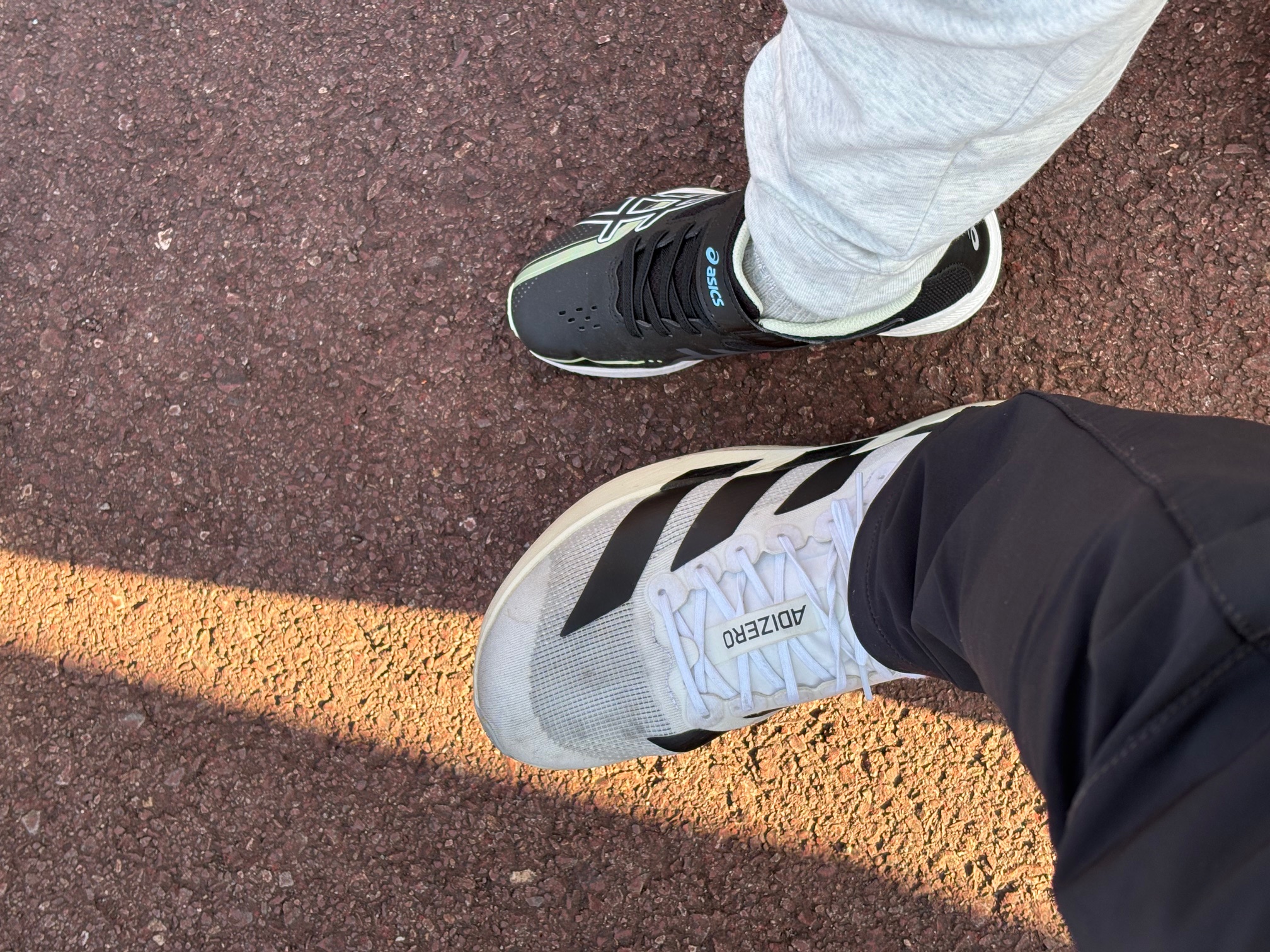 新調したシューズで娘は走る熱が！！！ユニクロでタイトなスウェット（下）にもテンションが上がる娘<br>