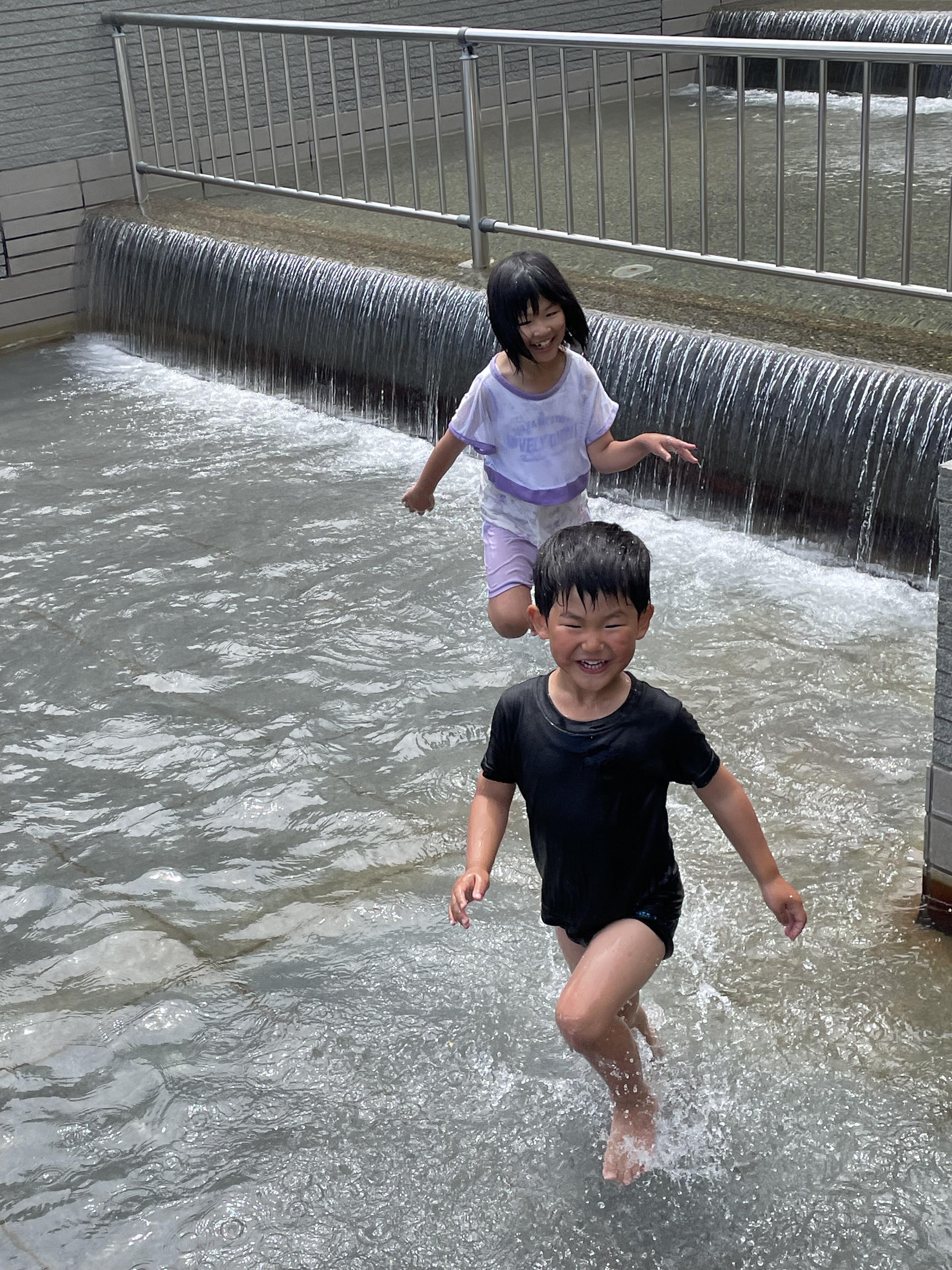 こんにちは！

本日から６月！
６月は祝日がない
もうすぐ突入する梅雨ジメジメ期！
故に寝苦しくなる
下旬には歳を１つとる

とあまりいいイメージがない月である。

さて！５月最終日はアクティブに過ごすことにしていた。
まずは、21km（朝活）２日連続だとやや終盤脚が重たくなった。まだまだ伸び代がある♪(´ε｀ )

それから急いで家の掃除やらを終わらせ、
子ども2人連れて市民プールで６月から始まる水泳教室前に
水に慣らしておこうと思い10時に出発！1時間30分泳ぎの練習から最終的には
水遊び( ＾∀＾)あっという間にお昼！！

自分は、２日連続の21kmの疲れをプールでホグした！！

午後は公園で遊ぶ予定だったが、
娘の要望で静岡市のパルコに・・・。
小４の頭は好きなYouTuber１色である。目の保養だけで行ったが
やや可哀想になり1番安い物を購入した。喜んでいたのでヨシとしよう( ◠‿◠ )

帰り際にガチャガチャで目に止まった
【クレヨンしんちゃん】✖️【仮面ライダー】のコラボがあり
グッとくるものがあり衝動買い（ダメな奴です）
治療院の受付に置きましたので気になる方はみてください（笑）

最後は、息子の要望を叶えて午後は終了！！

予報よりそこまで暑くならなかったので外で遊びたかったが
水泳頑張ったのでヨシとしよう！
６月１３日（土）から子ども2人とも水泳教室が始める
どこまで成長するかが楽しみである。

息子は自分勝手に動き回らないかが心配であるd(￣ ￣)

今年の前半戦最後の月です。
時間が経つのは本当にあっという間です。

１日１日大切に過ごしていきます！