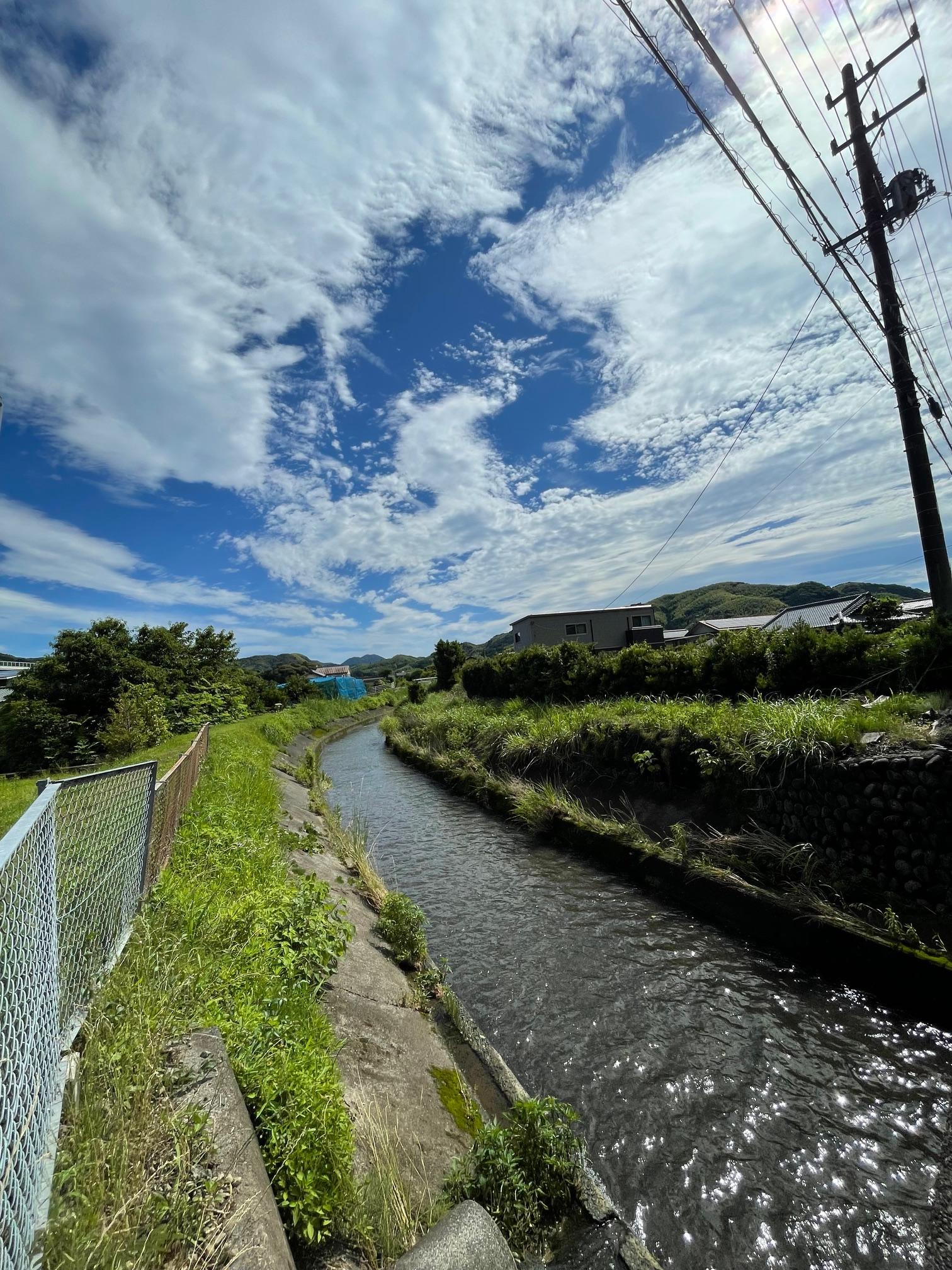 今日の一枚!夏の空・雲!!<br><br>暑熱順化して暑さに順次適応していきましょ!湯船にしっかり浸かること!<br>シンプルで1番ですね(*'▽')<br>