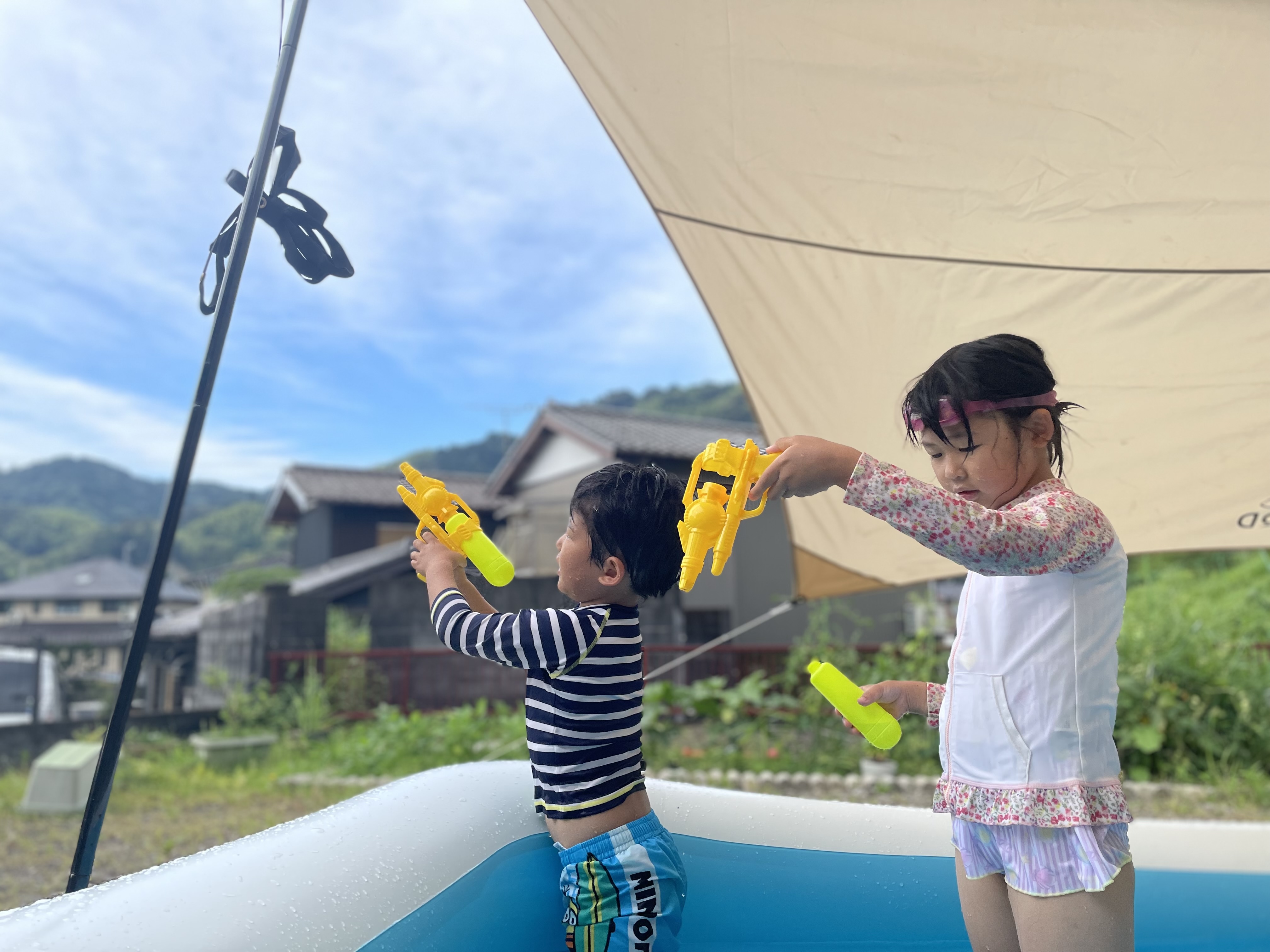 <b>みなさん<br>連日暑い日が続いていますが、どうお過ごしですか？<br><br>わたくしの家では、朝一から子どもたちがプールではしゃいでいます(笑)<br><br>夏を楽しんでいます(*'▽')<br><br><br>今年もニュースで熱中症の報道がでていますね。<br>重体や亡くなられている方がやはりいます。<br><br>色々な考えがあるかと思いますが、<br>わたくしは、防げる被害の１つだと思います。<br><br>正しい知識が皆にあれば確実に防げる！<br>不運に起きる事故では防げるのには限度がありますが、<br><br>熱中症に関しては違います。<br><br>的確に、水分補給・クーラーや扇風機などで温度調整などを<br>すれば、基本起きる事故ではないと思います。<br><br>徹底してこの暑い夏を楽しく乗り切りましょう！<br><br><br>上記以外にもう１つ大切な事があります。<br><br>それは、<br><br>汗をかくことです！！<br><br>上記に書いたこととやや矛盾するかもしれませんが、<br>体調を正常に保つには<br>やはり、汗をかくこともとても大切になります！<br><br>体内温度の調節<br><br>ストレス発散<br><br>不純物の放出など<br><br>汗をかくことのメリットは多々あります＼(^o^)／<br><br><br>屋内でガンガンにクーラーが効いた部屋にずっと居ると<br>気持ちいかもしれませんが、<br>自律神経が乱れやすく<br><br>暑さに対応しきれなくなります。<br><br>防ぐためにも計画的に汗をかくことをオススメします！！<br><br><br>くれぐれも、無理のない範囲で行うことです！<br><br>汗をかいた後は補給をお忘れなく(*´з`)</b>