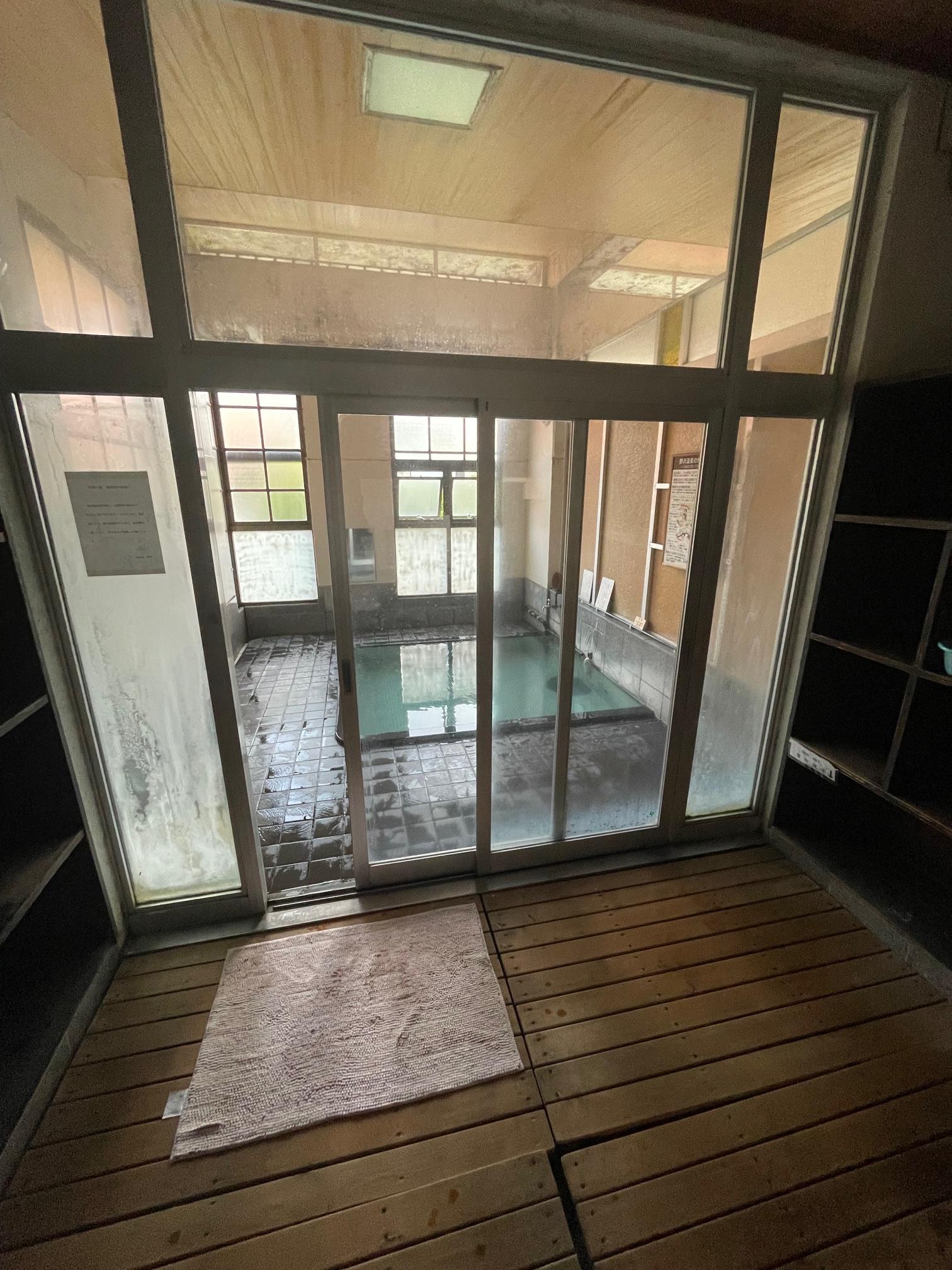 脱衣所から速攻湯船！！こんなような温泉が野沢温泉村には13ヵ所もあります！<br><br>たくさん回る予定でしたが、豪雨の為回れず(-_-)<br><br><br>来年も来るであろう・・・。<br>次回は65キロのロングに出てみようかな！？<br><br>身体を鍛えながら身体の勉強はしばらく続きそうです！<br><br><br>次回の大会は金沢マラソン（抽選通れば）です！<br><br>10月最後の日曜日なので<br>コツコツと鍛錬します！<br>