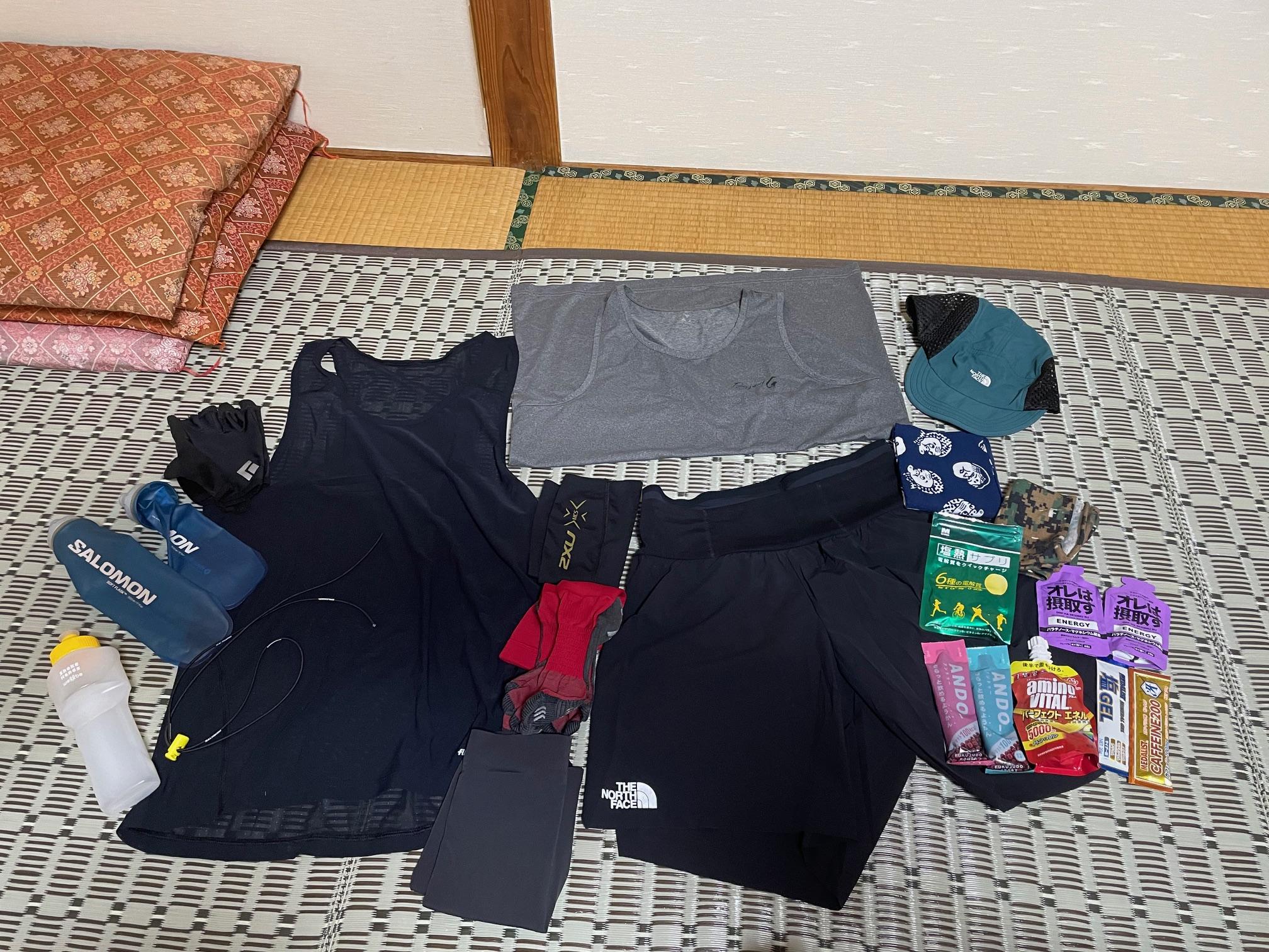 <b>早速、温泉に入ってからの夕飯！<br><br>からの明日の準備！！<br>レース当日は雨！途中は本降りで初の雨レース！！<br><br>雨で寒いかなと思いきやそれなりに蒸し暑かった。<br>タンクトップは正解だったかな！？<br><br>補給食も前回の反省を踏まえて多くザックの中に！<br>あとは、タイミング！40分おきにタイマーをセットして常に補給してエネルギーを切らさないように<br>計画していました＼(^o^)／</b>