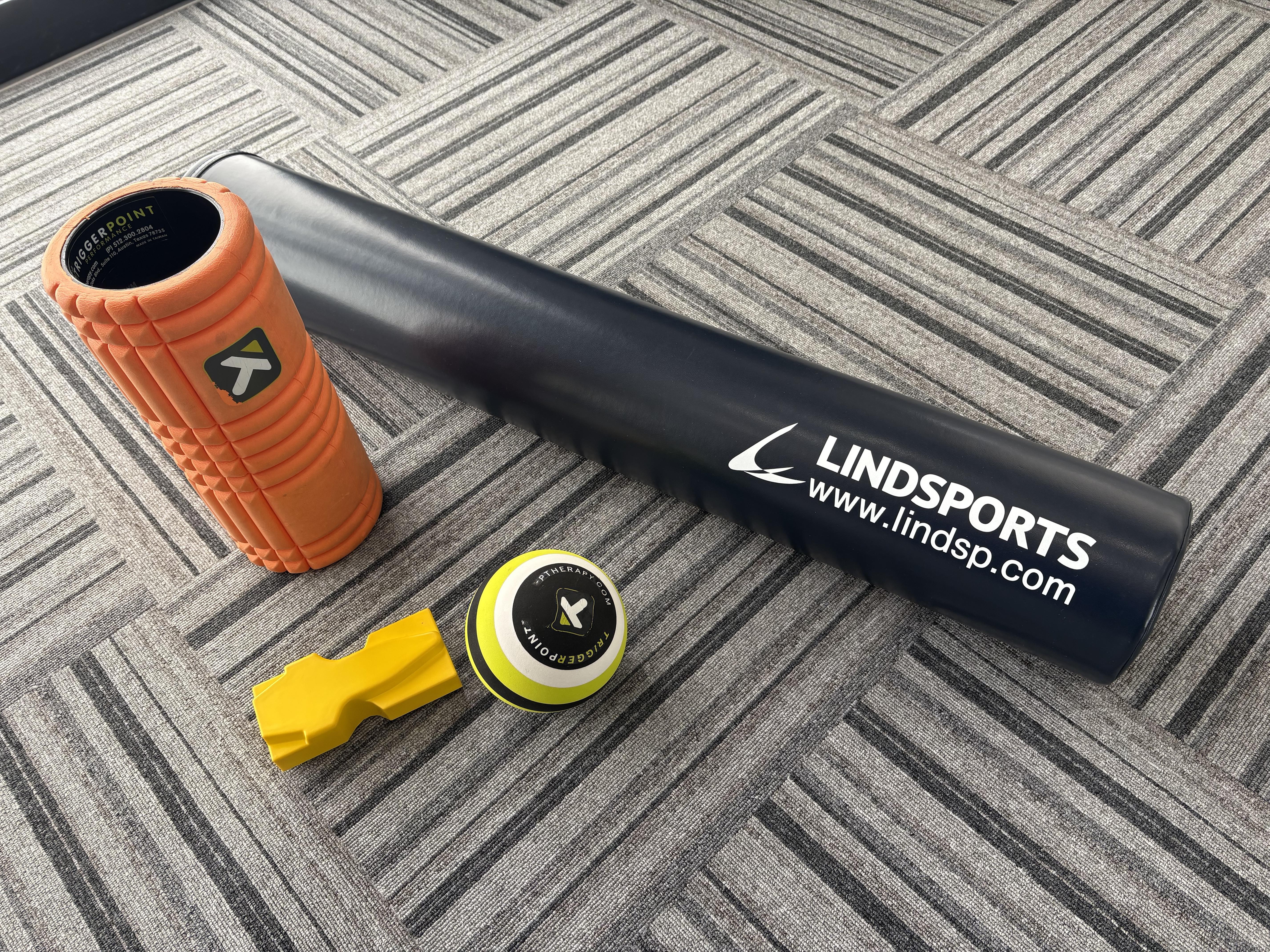 ふくらはぎ・ハムストリング（もも裏）・背中全体はこちらの道具で整えます。<br><br>今では当たり前かもしれませんが、<br>自分がトレーナーの仕事をした20年前、ストレッチポールと出会った時は<br>感動したことを今でも覚えています( ＾∀＾)<br><br>グリットや仙骨を整える物を身体と相談しながら使い分けしますね。<br><br>コンディションを整える道具がめちゃくちゃ販売されていますのでうまく利用して<br>本番に臨みましょう！<br><br>やれることを精一杯行ってたとえ思い通りの結果にならなくても<br>絶対に次につながると思います。<br><br>準備をサボって本番失敗・・・これは？？？<br><br>本番も大切ですがそれまでの過程をいかに本気で行えるかがとても大切だと自分は考えています<br><br>さて、あと2日いい準備をします！<br>