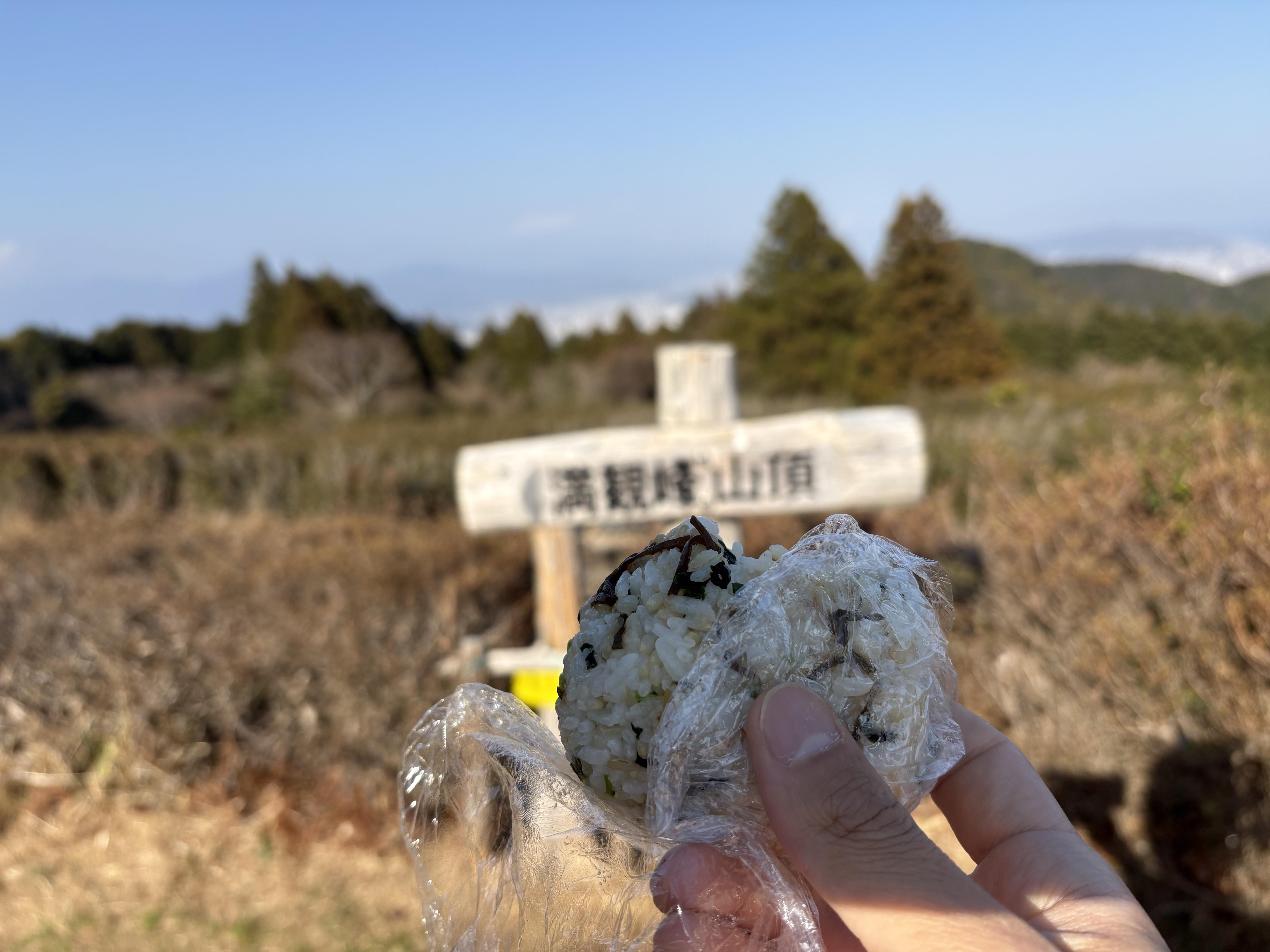 こんにちは！

先週末は仕事後（21日土曜日）は花沢の里から満観峰山頂までのピストンを
行ってきました！
15時〜スタート！人気のハイキングコースですが、この時間だとゼロではないですが、
少なめで走りやすかったですね( ´∀｀)

2月にでた丸子トレイルぶりの満観峰！

その時に比べれば、ずいぶん暖かくなって花も咲いて春を感じられました。

1往復目の帰り道では、カモシカと睨めっこ！３０秒ほど・・・。したら
藪の中に消えていきましたが、
暖かくなれば色々な動物にも遭遇しそうです。
これ含めて【トレイル】ですね！！
それにしても
まぁまぁデカイカモシカさんでしたねd(￣ ￣)

駐車場まで戻り1本目は53分（山頂での休憩は含まず）

続いて2本目（16時〜）スタート

やや日も翳り始めてやや肌寒くなってきましたが
道中は心拍も上がりすぐに暑く！

登りの耐性を付けたいので小刻みにステップを踏み
極力歩かないようにしていましだが、
まだまだ山練再開して半月だとあっという間に
脚にきましたね・・・。

しばらくは、地道に練習して6月7月のレースに備えたいです！

コツコツ行って身体の変化を実感することで
帯同しているサッカーチームの選手にも還元できる！
まずは自分の身体で実証して選手のフィジカルTRに取り組んでいる感じです。

中学生のサッカーチームなので70分間走りきる基礎体力
サッカーの特異性の動作
（敏捷性・力強さ・コーディネーション能力）
土台作りが要だと自分は考えているので、できるだけ強固なものを選手には
提供したいと思いながら日々考えながら、実証実験をしています（笑）
これが
自分が走り続ける理由の１つでもあります。

そんなことを考えながら2本目も無事終了！

53分。カモシカには会えなかったなぁ〜。

また時間を作って定期的にやりたいです。