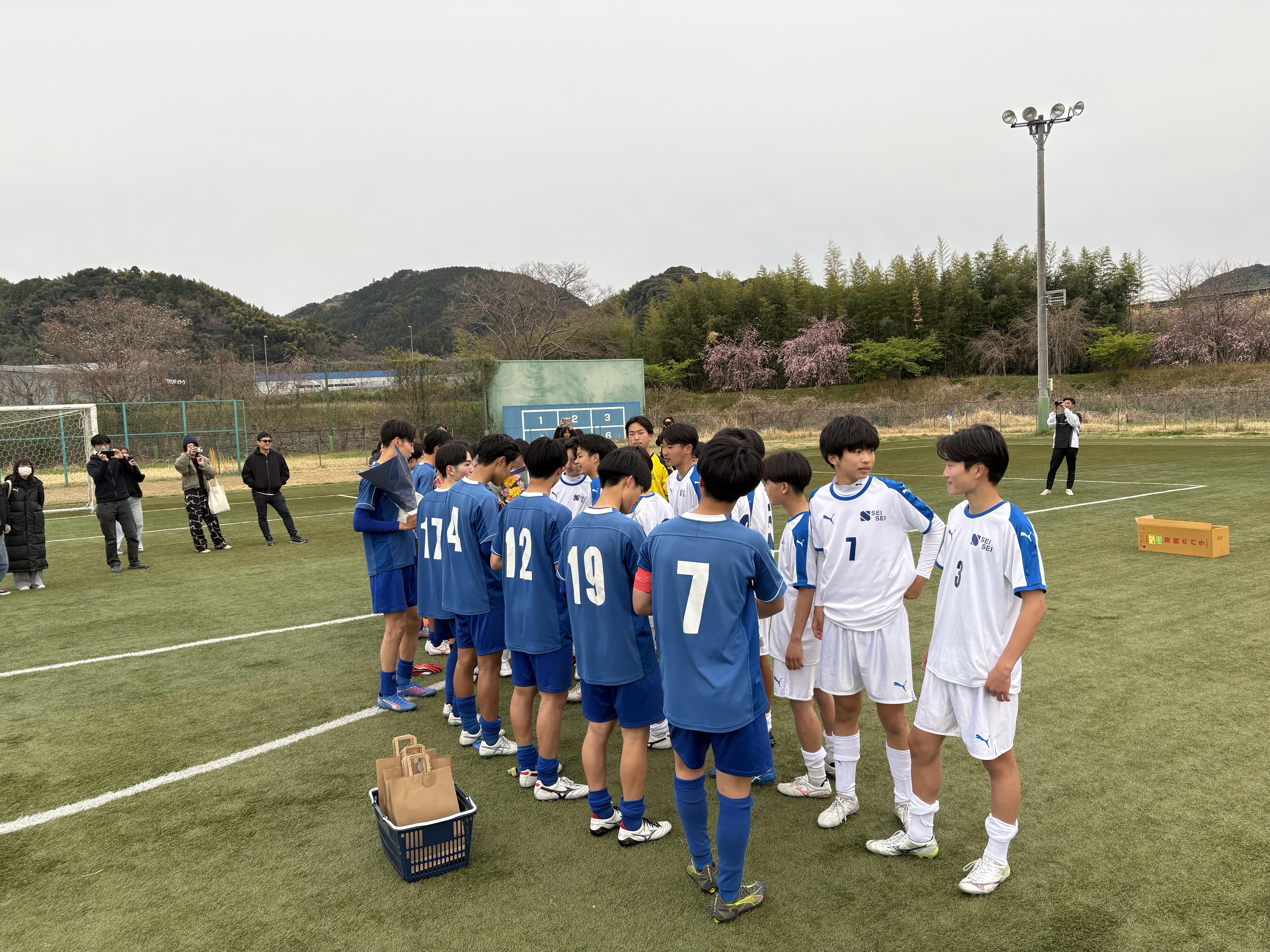青（3年）白（2年）しっかりと引き継がれたかな？3年生が果たせなかった２部昇格を目指して<br>ラスト1年を堪能してもらいたいです。自分も全力でサポートしていきます！<br>