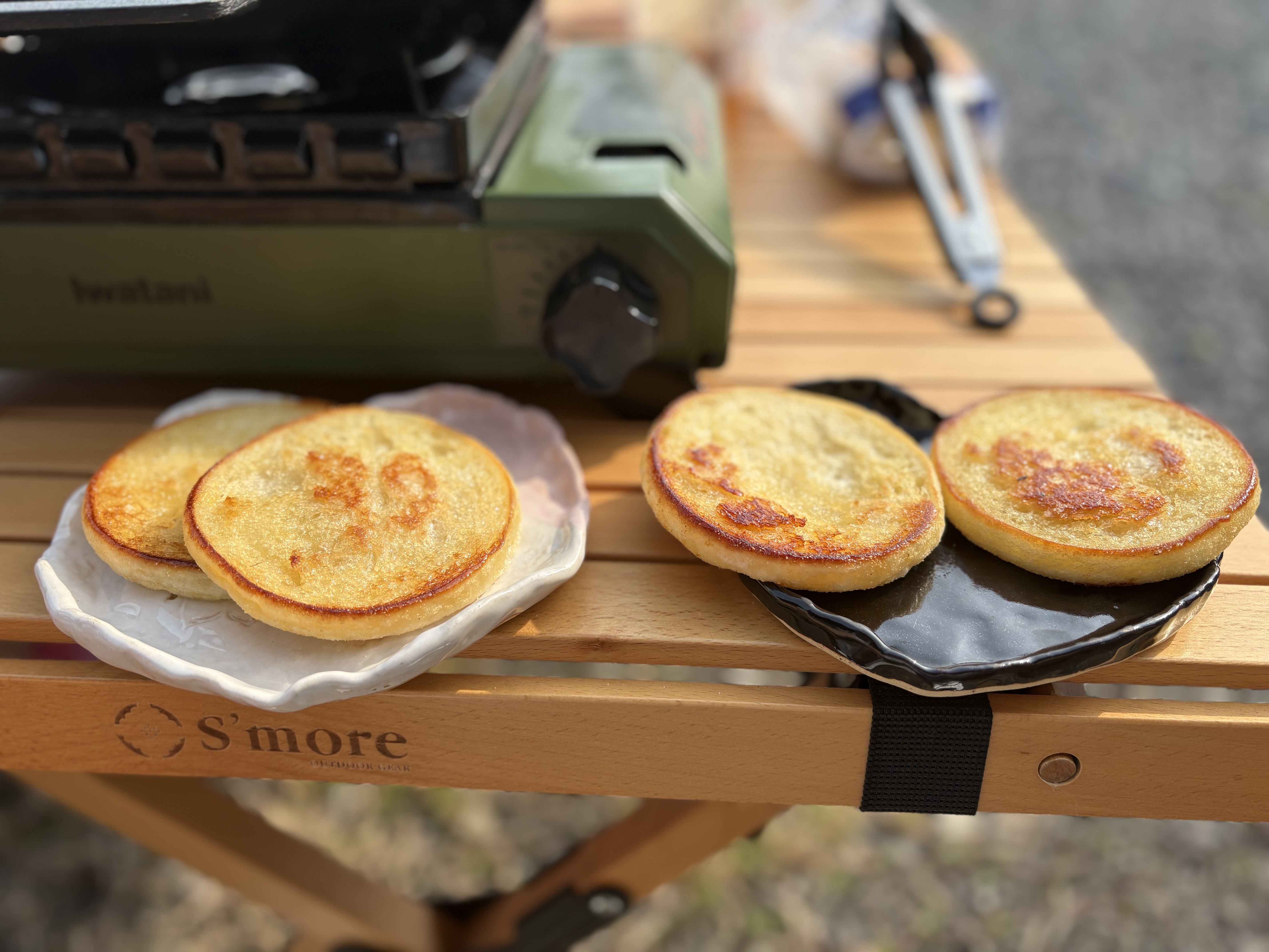 日曜の午後！
天気も良かったので、庭でおやつを作って食べました。

作ったと言っても、パンをバターで焼いてそこにアイスをのせたり、はちみつを
かけたり、ジャム・マーガリンを好みにつけて青空の下で食べた！！

子どもたちはおやつに関しては自発的に行動する。

それ以外は・・・・。