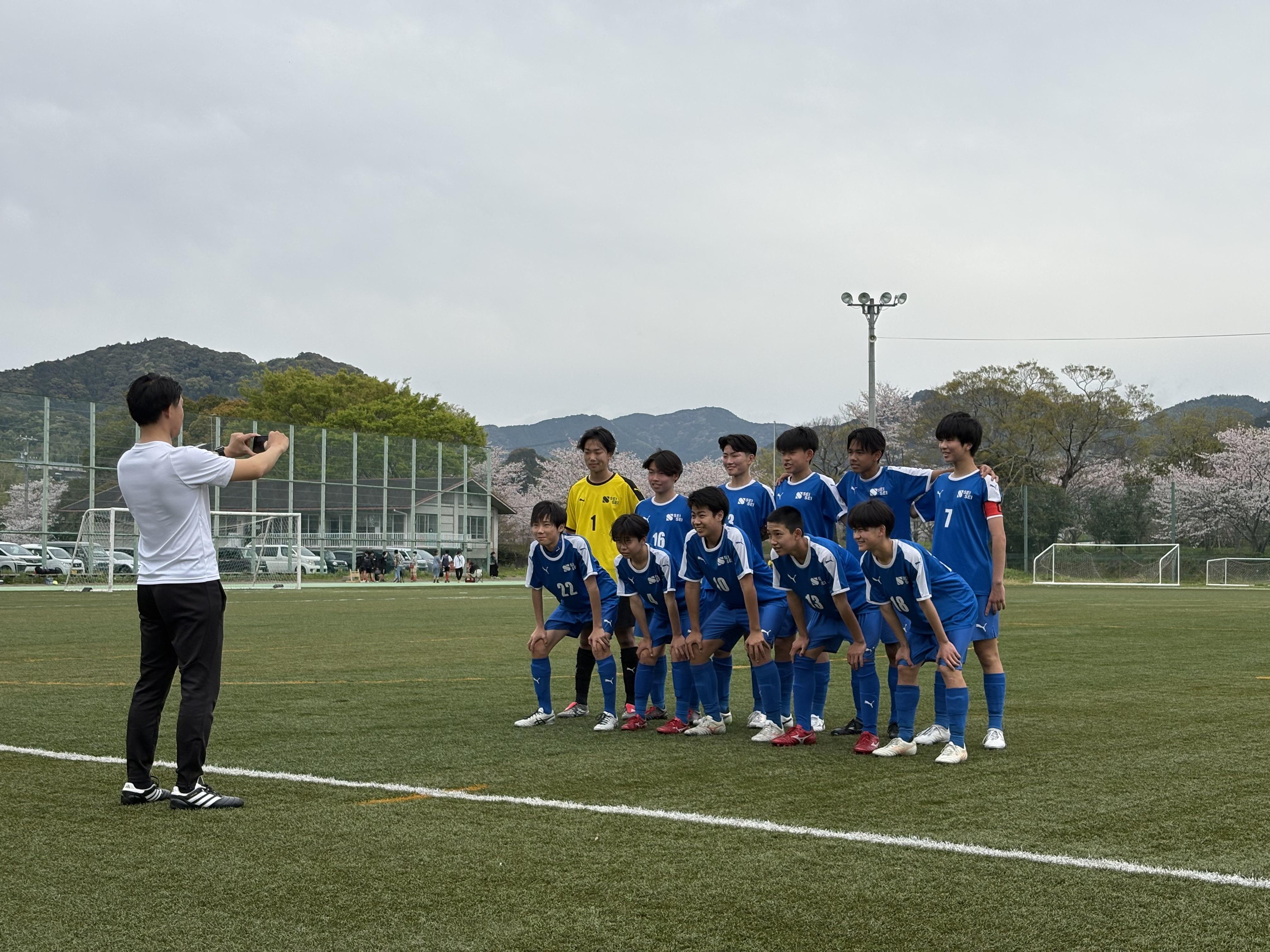 おはようございます！こんにちは！

今朝は思った以上に冷え込みましたねd(￣ ￣)
朝活ジョグで5時ごろ出たらびっくり！！

でも、２kmも走れば気になることはありませんでしたけどね( ◠‿◠ )


さて、昨日火曜日の夜は藤枝静清FCのフィジカルTR日でした。
U14・15をまとめて行うのは初めてで人数の多さが不安でしょうがなかったのです。

メニュー内容も人数を考慮しないと強度がイマイチ上がらないこともあるので・・・。

U14は去年の10月から引き続き上の学年と一緒に、U15は数５ヶ月ぶりに自分のフィジカル！
どうなるかは当日を迎えるまでわかりませんでした。

良い化学反応で、両学年とも向上心を持って行ってくれるのか？

人数が多いことを逆手にとって
怠けてしまいダラダラと過ごす時間になってしまうのか？

ここは、はじめにバシッと言っておこうと思い
自分の気持ちを言いました。

その甲斐あってなのか分かりませんが、U15が率先して引っ張って
背中で語る勢いで積極的に行動し、声も出し
下の学年を引っ張って行こうという姿勢が見られました。

自分の不安要素を払拭してくれて本当に助かりました。

その姿勢をみたU14！以前の感じが嘘かのように
真面目に取り組んで目を疑いました（笑）
私語もほとんど無かったと思います。

こうも人は意識１つで変わるのかと改めて実感させられました。
どうか、この良い雰囲気を保ちながらこの1年を過ごしたいですね( ◠‿◠ )

自分も多い人数でのTRをより考えて提供していきたいと思っています。

U15（3年生）もなんだかんだで選手としても人間としても成長して逞しくなっているなと
U14・13をみて思いましたね。
良い見本になってくれることを切に願っています！！