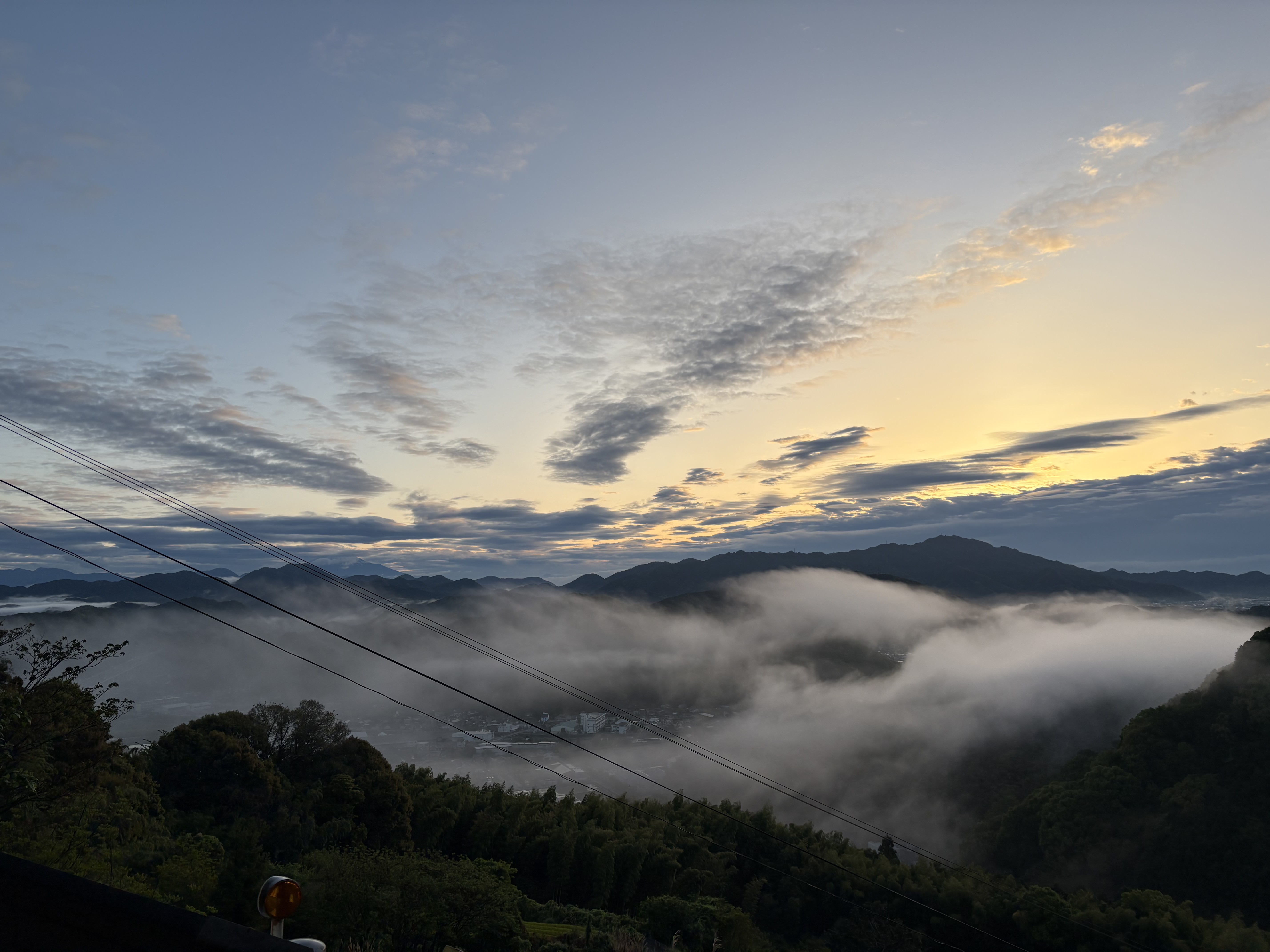 こんにちは！

本日もいい天気ですね！
昨日はやや薄曇りで若干肌寒さもありましたが、
ポカポカ陽気で・・・気圧も上昇中！
気圧が下がると頭痛が・・・という人多いかと思いますが、
気圧が上がっても不調を訴える人は多いのです。

下がるだけでなく、気圧が乱高下することで症状が現れるそうです。

さて、本日は疲労がある時！どう対処しますか？
ブログでも何度か書きましたが、１番はシンプルが継続できます。

水曜日は基本2部練をするので木曜日の朝はいつもよりしんどいです。
そこで自分は、アクティブに疲労抜きランかウォーキングをします。
固くなっている関節を動かすことによってホグす感じです。
動かすと疲れてしまうのではと思いがちですが、
ゆっくり、動かすのでそんなことなく返って身体が軽くなりますね( ＾∀＾)

血流も巡りますのでそこで、お風呂で身体を温めてよりホグして
朝ご飯を食べて栄養の吸収をより高めて回復に努める！

怪我のリスクも減りますので、走ることも楽しく継続して行えるかと思います。

さらに月に1回2回は治療院などで体のメンテナンスを行えるとより良いのではないかと思います

疲れたからよく寝るはいいと思います！
通常の睡眠時間を伸ばす分には！しかし、日中も長めの昼寝や半日以上寝るは
返って身体が疲労すると思います。

寝て回復に努めているのですが、寝るにもエネルギーは使っています。
必要以上に寝るのは逆効果なので、寝ても疲れがと感じたかは
上で書いたようにアクティブに散歩とかしてみるといいかもしれませんね。

季節的にも散歩はバッチリだと思いますので( ＾∀＾)

週の後半もアクティブに！！