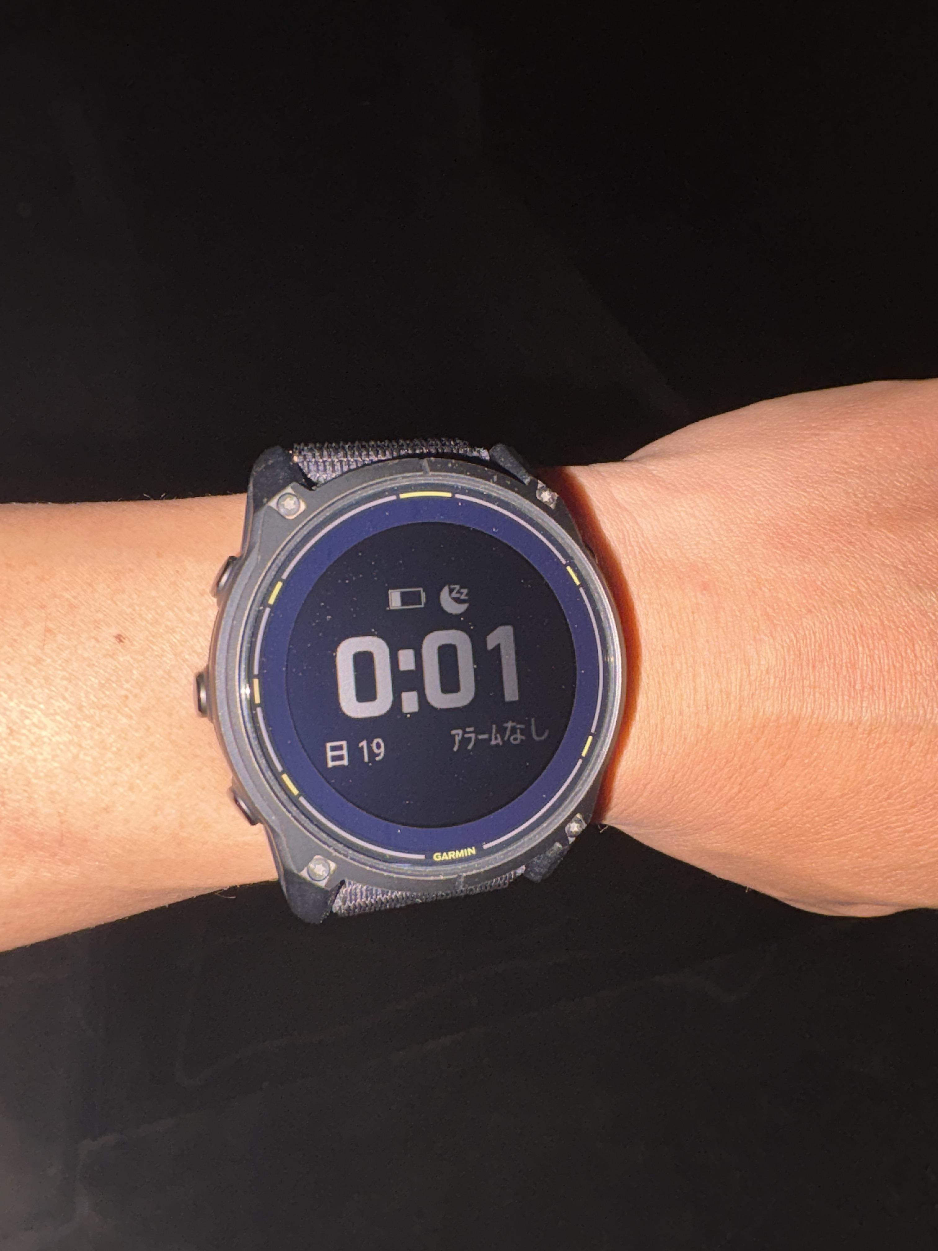 こんにちは！

週末は各地で春のイベントが行われていたのではないでしょうか！？

地元蓮華寺公園では藤まつりが開催されて大賑わいでした。
藤の良い香りがして癒されましたね。

さて、19日（日）は非常に長い一日となりました。
7月に出るONTAKE100がAM0時スタートということもあり、同じ時間帯に走ることができるのか？
下準備をするために【夜間走】を決行しました。

前日土曜日は21時30分ごろに一旦寝て23時ちょっとに起きて夜間走の準備！

19日（日）0時〜スタート予定は50kmゆっくりペース！
真っ暗の中心細いのでポッドキャストを聴きながら
淡々と走り出し
５kmぐらいでトイレ休憩①
再開して登り下りを繰り返して国道１号線に！ひたすら真っ直ぐを一定のペースで！

実際は不整地を走るのでこんなには走りやすくはないかなと思いながら
淡々と走る！【ONTAKE100】は走る坐禅と言われている。己と対話しながら走る？
みたいな修行走です！！

15kmで水をコンビニで購入・ファミマのフルーツケーキ（330kcal）水にはパラチノースを
入れて再スタート！して腸が動きすぐにコンビニ( ´Д`)y━･~~
トイレ休憩②

橋を渡り金谷！からの登りが始まったd(￣ ￣)

ボチボチ登りもありましたが気持ちよく走れたし、景色もよかったので苦ではなかったかな。

金谷駅から空港まで７km！
街頭も少なって本当に真っ暗？ヘッドライトのみ。

真夜中を走るということで身体にどんな変化があるのか？
いつものように動けるのか？
疲れやすいのか？
眠くなるのか？
などをチェックしながら走りましたが、
今回に関しては特に問題なく走れましたね。

フラスコをハードにして走ったのが初めてで分かったことが
胸が擦れて痛くなるのでソフトに戻すか？工夫してみるか？ぐらいですね。

静岡空港！2時55分着！

5分ほどブラブラしましたが特に何も無かったので折り返して
別ルートで自宅へ！
3時〜帰りスタート！

4時30分〜コンビニでホットミルクティーとたまご蒸しパン（600kcal）補給！

帰りもポッドキャストを聴きながら淡々と走りました。
ちなみにポッドキャストはトレイルランナー井原知一さんの【100MILES100TIME】の
過去回を！走りながらも走るための勉強です（笑）

５時前にやっと見覚えのある国道１号線に！（ホッとするもまだ距離はある）

ここでもトイレ休憩③

今回はコンビニがあちらこちらにあるのでよかったが、
これが、山だと思うとゾッとするd(￣ ￣)

補給が悪かったからのか、分かりませんがいつも以上にトイレ（大）が
ここまで走っている時に出たことはなかったので
本番前にしれてよかった。

日も登り明るくなり散歩している人もいて
いつも通りの早朝である。

最後の登り下りをして無事に自宅に到着！

距離：51.67km
平均心拍：124
平均ペース：6:00/km
時間：5時間10分48秒（休憩時間含まず）
消費カロリー3,515kcal

自宅に着いた時間は5時40分ごろ！
風呂入って家族で朝飯をたくさん食べました( ◠‿◠ )

もう１度ぐらいはやってみようかと思います。

良い経験でしたね。
レースで活かせればなと思います。