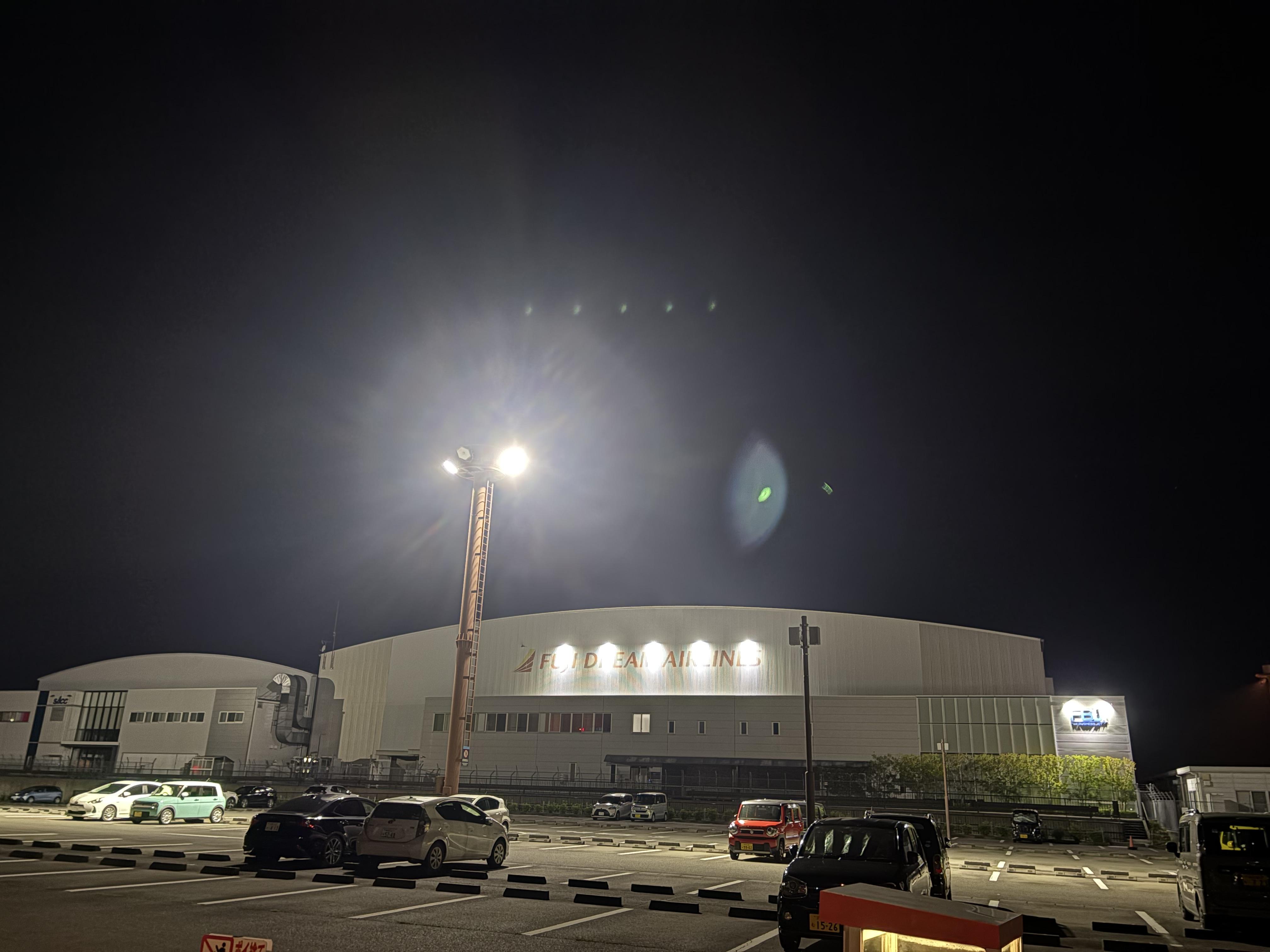 真夜中の空港付近は今思い返すと不気味ですね♪(´ε｀ )<br>よく1人で行ったなと思います。<br><br>たまに車も通りましたが<br>びっくりさせてしまったかもしれませんね（笑）<br>