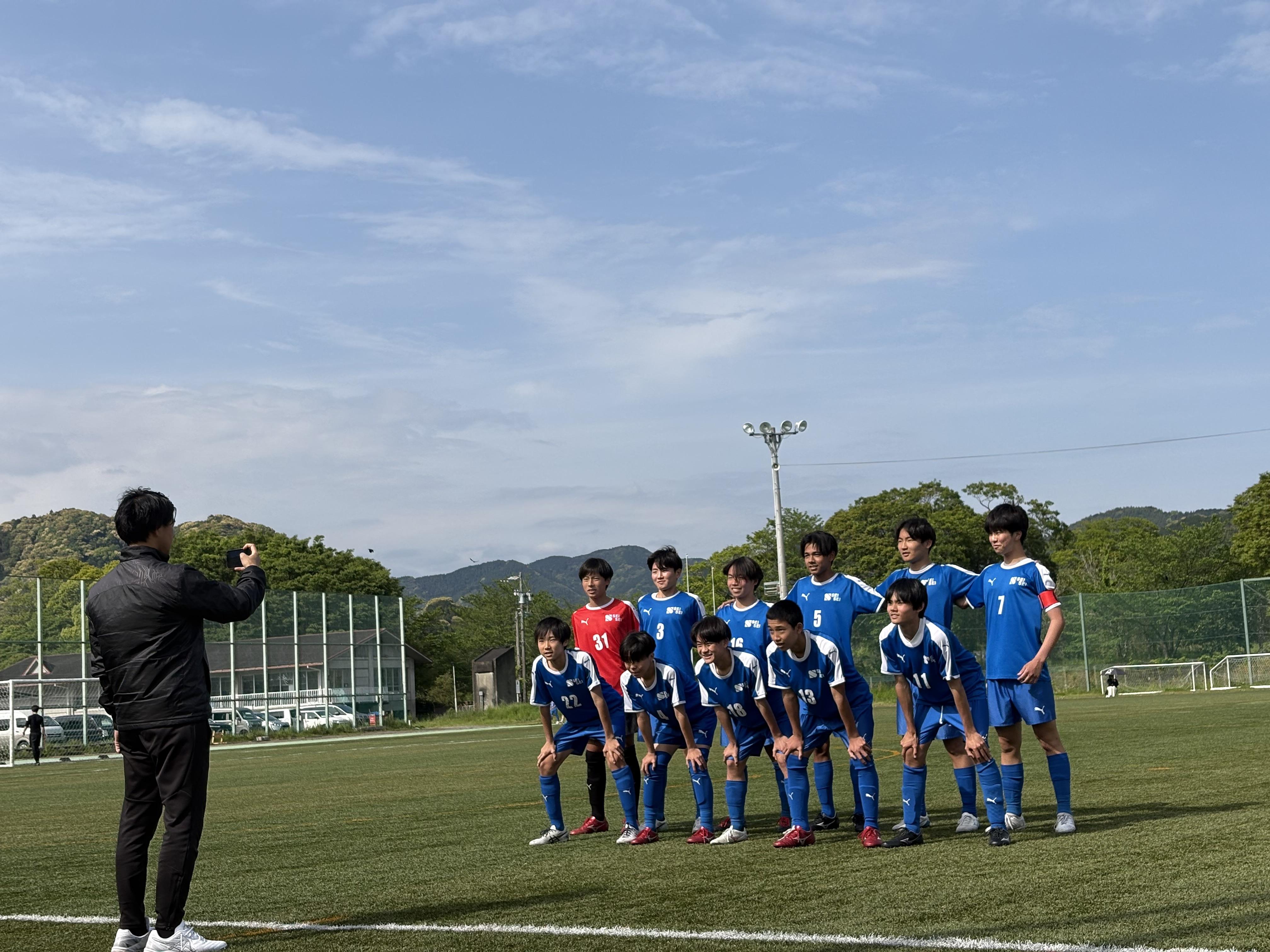 こんにちは！

今週末はなんとか天気ももってアクティブな休日になりました。
土曜日は、仕事後すぐに帯同している【藤枝静清FC】の日本クラブ1次予選最終節

まずは勝ち次の試合によって2次リーグに進むことができる状態で、
他力でしたがなんとか、2次リーグに！！
GWが長期休暇にならなくてホッとした選手でした！

格上と真剣勝負する機会はそこまでないので1週間いい準備をして
5月5・6・９日と挑戦してもらいたいです！
自分も全力でサポートします！