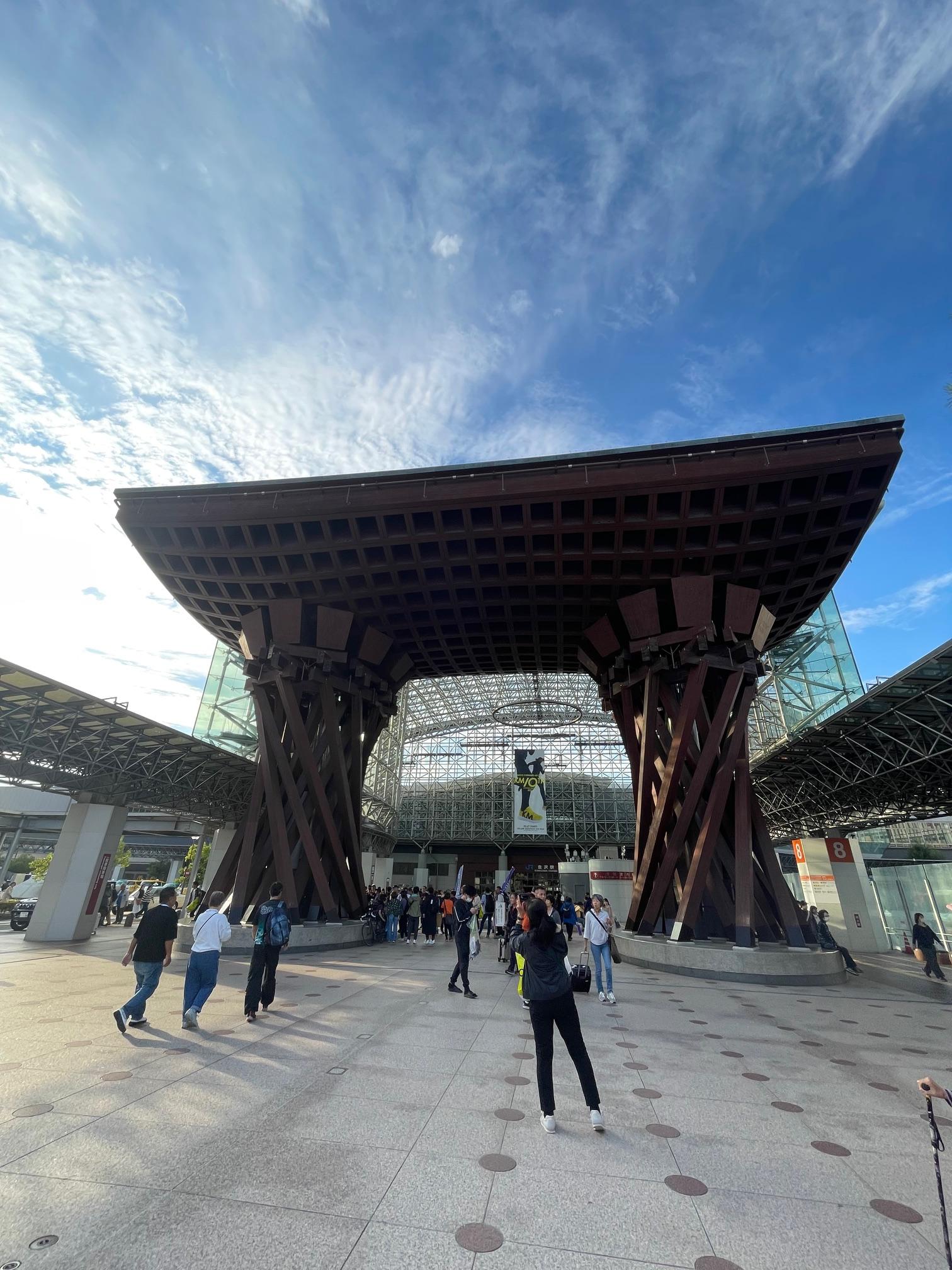 よくテレビで見るやつ・・・。<br><br>鼓門<br><br>圧巻ですね!!皆さんがベスポジ探してカメラを手に パシャパシャ(*'▽')<br><br><br>生で見れてよきよき!!金沢に来ての目標1つクリア!!!<br>
