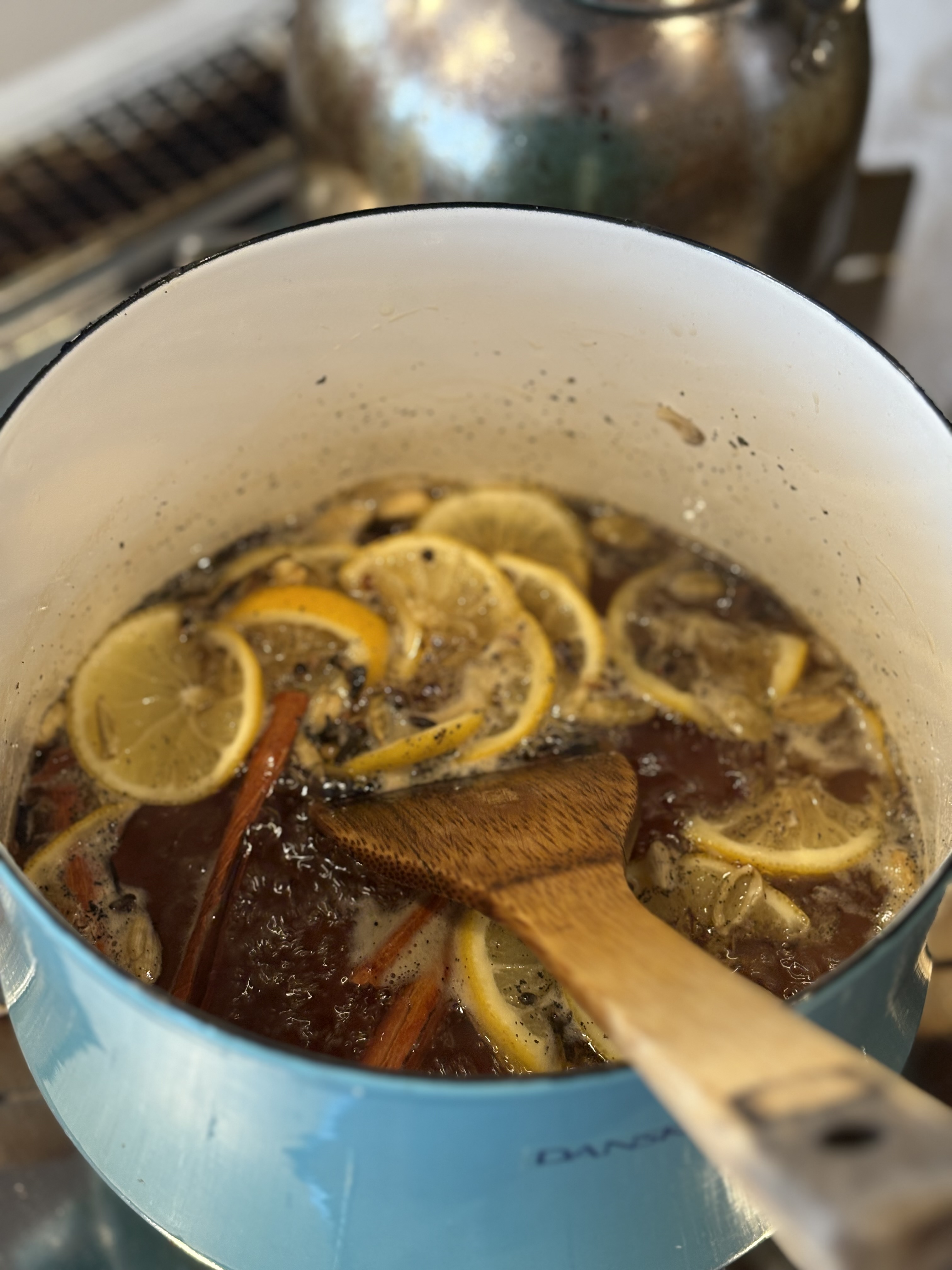 子どもたちは、朝から嫁とクラフトコーラを作成！<br><br>見た目は、コーラ？ですが<br>1日寝かせて炭酸で割れば市販で売っているコーラとは違いますが、コーラです( ◠‿◠ )<br><br>自家製というのがいいですね！<br>飲むのが楽しみです！！<br>