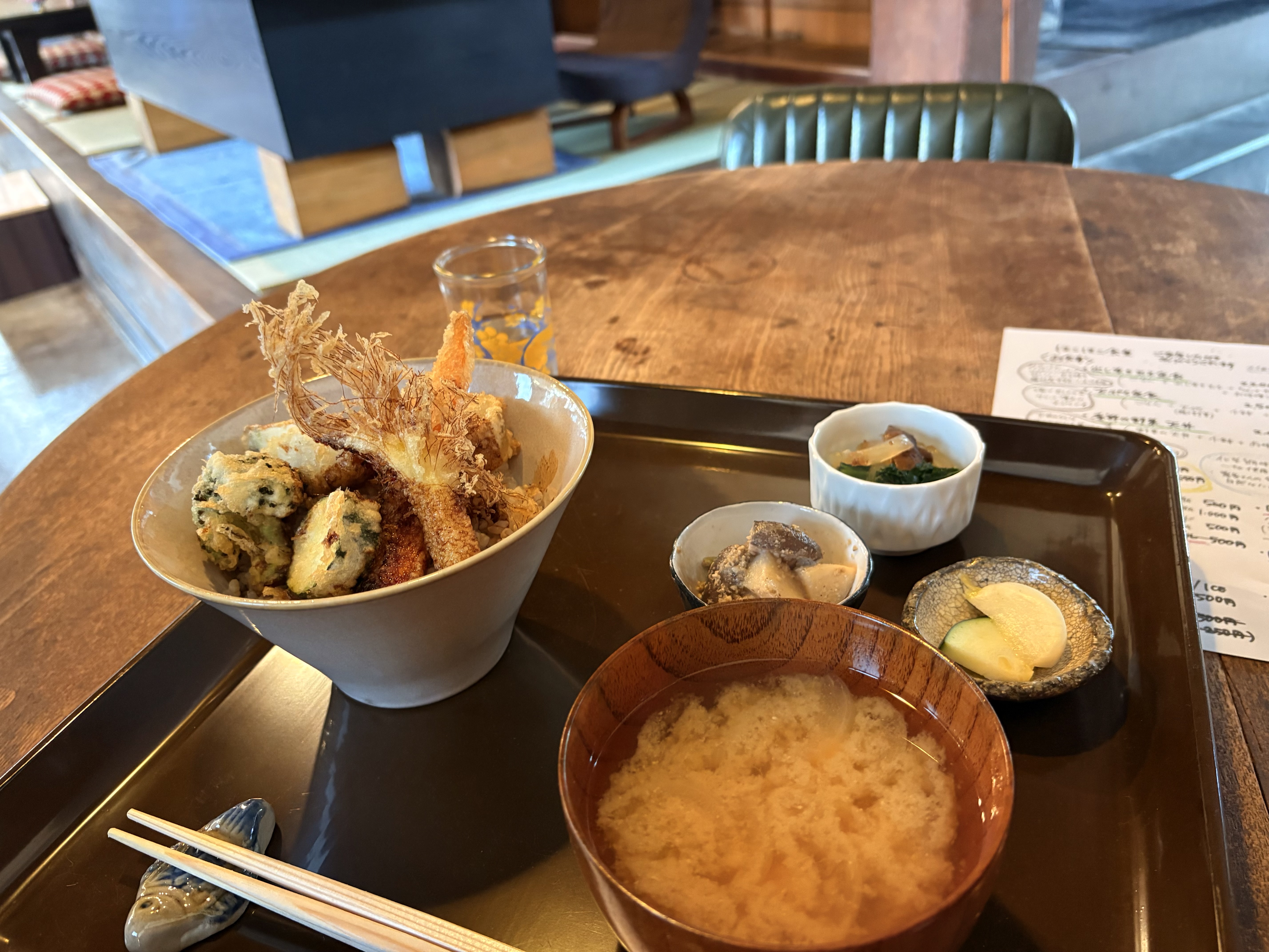 こんにちは！
先週末は時間もあったので金曜日・土曜日のランチは豪勢に堪能しました。

金曜日は
治療院の近くに古民家をリフォームした【ほっこり食堂】さんが
５月１５日よりプレオープン！11時〜16時までランチ営業してくれるので
13時過ぎまで午前の営業をしている治療院には優しい営業時間です！
あと店名にも惹かれるネーミング！【ほっこり】のフレーズが好きなんです。

食堂の情報は一切見ないで入店！何系の料理かも知らないままいきました。
ワクワクしながら( ◠‿◠ )

店内は古民家をリフォームしただけあって雰囲気はめっちゃくちゃ落ち着いた感じで
好みでした。カウンター席と座敷席とテーブル席とあります。

メニューは３つ！
◉厚焼きだしまき玉子定食

◉天ぷら定食

◉天丼定食

食材や調味料全てにこだわりを持って調理していると仰っていました！
（無農薬の野菜や化学調味料・食品添加物などを使用していない調味料をセレクト）

身体にやさしい食堂です。

今回はお腹も空いていたので野菜天丼定食をセレクト！

旬の野菜がふんだんに使われていました。
甘辛いタレも食欲を掻き立てる！ちょっとした小鉢も美味しくいただきました。
ぬか漬けも好みの塩梅で美味しゅうございました( ◠‿◠ )

単品でだし巻き玉子も！
アツアツのだし巻き玉子は中がトロトロでめっちゃうまかった！
一杯呑みたくなる一品でした。

ぜひ、ランチに【ほっこり食堂】！行ってみてください！