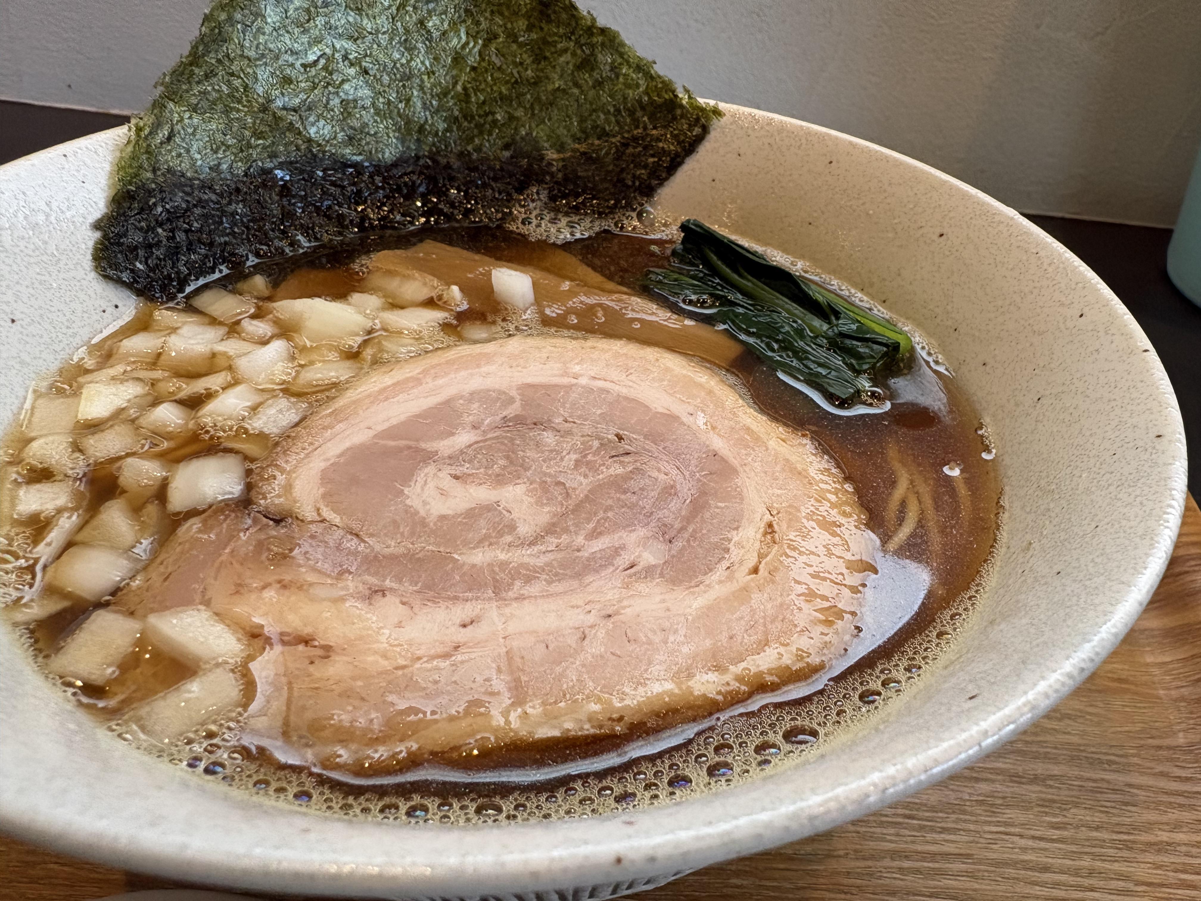 土曜日の営業後はトレーナー活動もなかったので、やっと数年前に移転して新しい<br>店舗には行ったことがなかったラーメン屋に【麺屋花枇】！！<br><br>店主と奥さんは以前治療院に来てくださっていたのでお話は聞いていたのですが、<br>時間がちょうど合わずで・・・。やっと行けました！<br>すんだスープですが、パンチのある味で箸が止まりませんね( ＾∀＾)<br><br>もちろん、替え玉を追加！<br><br>満足することができました！！<br>二日連続贅沢をしたので、しっかりと働いて美味しいランチしたいと思います！<br>