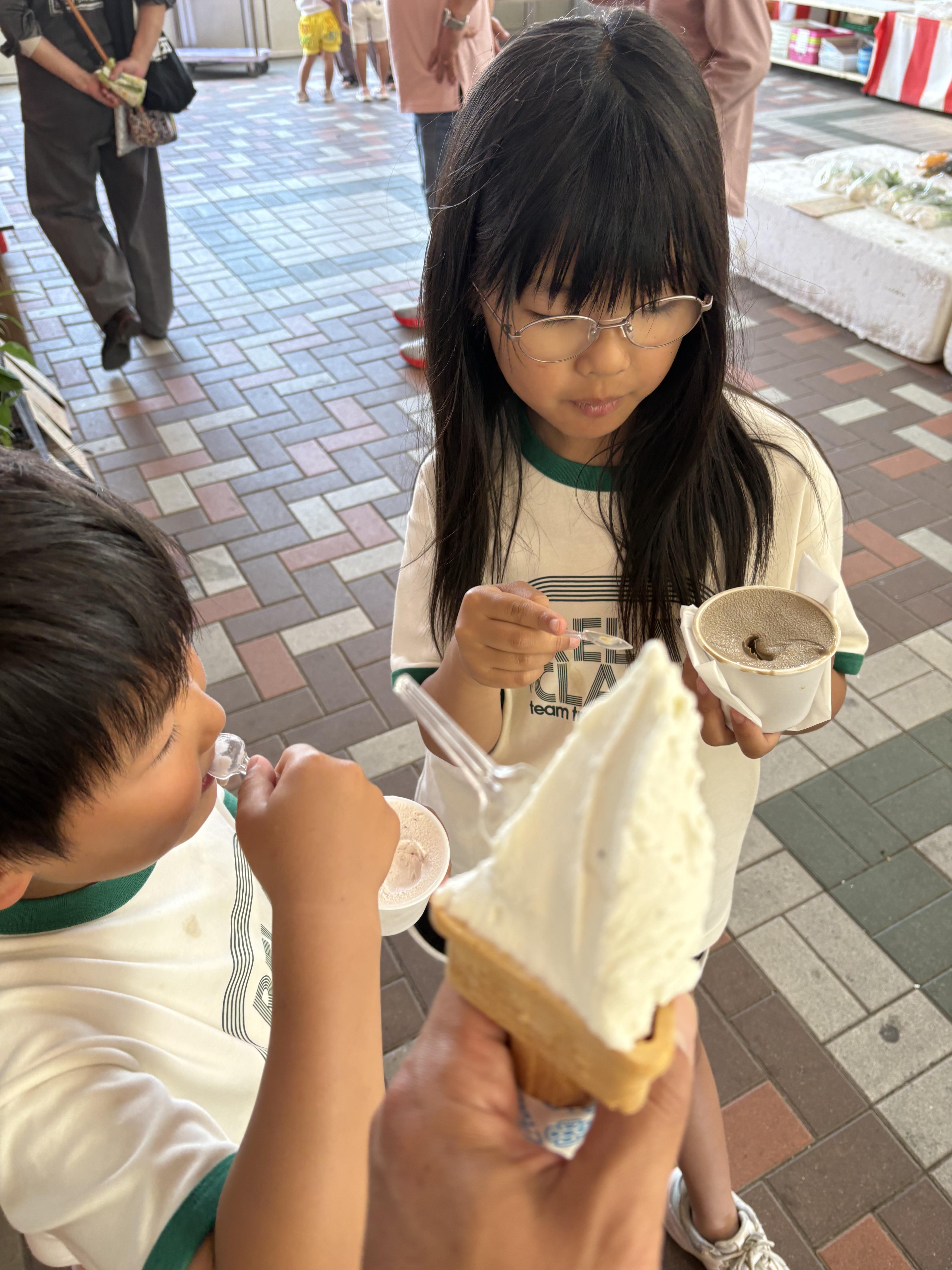 遊んだあとは近くにある【なぶら市場】でおやつ！名物である【しらすジェラード】<br><br>しらすとバニラジェラード！ミスマッチだと思いがちですが、<br>これが、うまい！甘さと塩っけが良い！！<br><br>皆さんも行った際はチャレンジです！！<br>