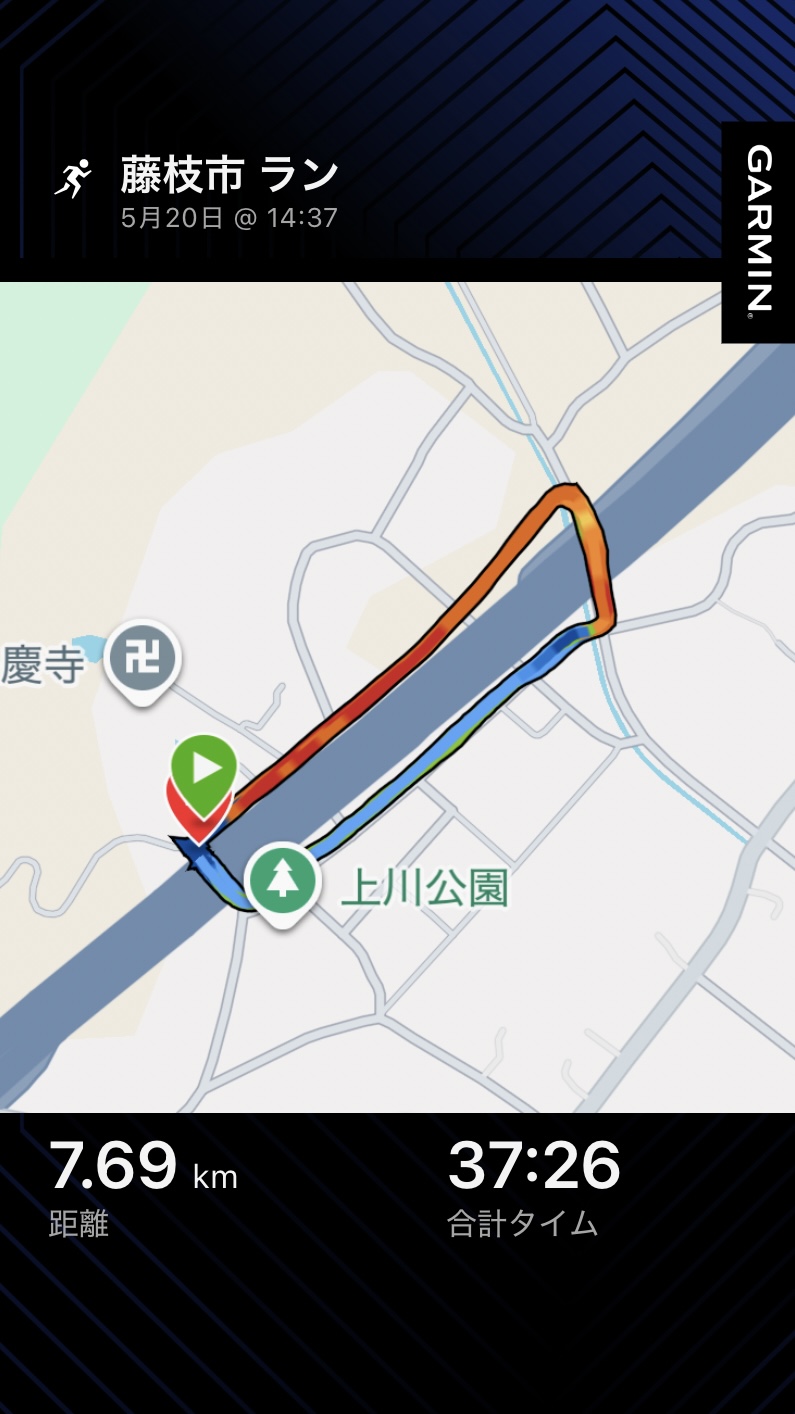 こんにちは！
昨晩から今日一日は雨模様ですね！23日（土）は子どもたちの運動会が
あるので雨は今日までにしてほしいですね( ´Д`)y━･~~

3週間ぐらい朝頑張って走りの練習をしてきたのでどうにか満足する
走りをしてもらいたい。
その為に昨日新しい靴下を購入しに！
ヨレヨレの靴下より新しい靴下の方が100倍いいだろう( ＾∀＾)
気分的にもプラスにはたらくだろう！！
あとは、コンディションを整えて土曜の朝を迎えたい。あと2日！！

さて、私は今朝は雨で走れないだろうと思い
水曜日は恒例の2部練！朝は15kmのジョグと仕事後に400mのインターバル走を行った。

400mのインターバルはそこまでやったことはない。
しかし、マラソンで【サブエガ】を達成するには必要な要素の１つだ！
＊これ以外にもたくさ行うことはある。

400mインターバル走の効果として！
・心肺機能の限界値のアップ
VO2MAXの向上で早いスピードでも息が上がりにくくなる

・スピード持久力の向上（粘り強い脚作り）
レース終盤の失速を防ぐ

・ランニングエコノミー（省エネ走法）
ピッチやストライドの改善！速く、大きくする！
効率的なフォームを身体に教育していく。

400mインターバル走にはこのような効果があると考えられています。

これ以外のロング走（ジョギング）・長めのインターバル（１kmや５km）・ペース走、
閾値走などを組み合わせて行っていく必要があります。

走るといったシンプルな動作ですが、
突き詰めていくととても深いものなのです( ◠‿◠ )
そこに自分は楽しみを覚えて行っていますが、一般の方からみたら

「変態」

と言われがちです。

しかし、この辺を狙っている方にとっては
褒め言葉です。

この先しばらくは、「変態」のまま走り続けたいと思っています✌︎('ω'✌︎ )

ちなみに
今回のインターバル走は80秒前後を目標タイムとして行いました。
（79 76 74 76 77 76 77 77 76 77）と目標はクリア！

隔週ぐらいのペースで行いマラソンレースにどう変化を出すことができるのか？
楽しみにです。

湿度が加わって蒸し暑くなってきますがアクティブに過ごしていきましょう( ◠‿◠ )
