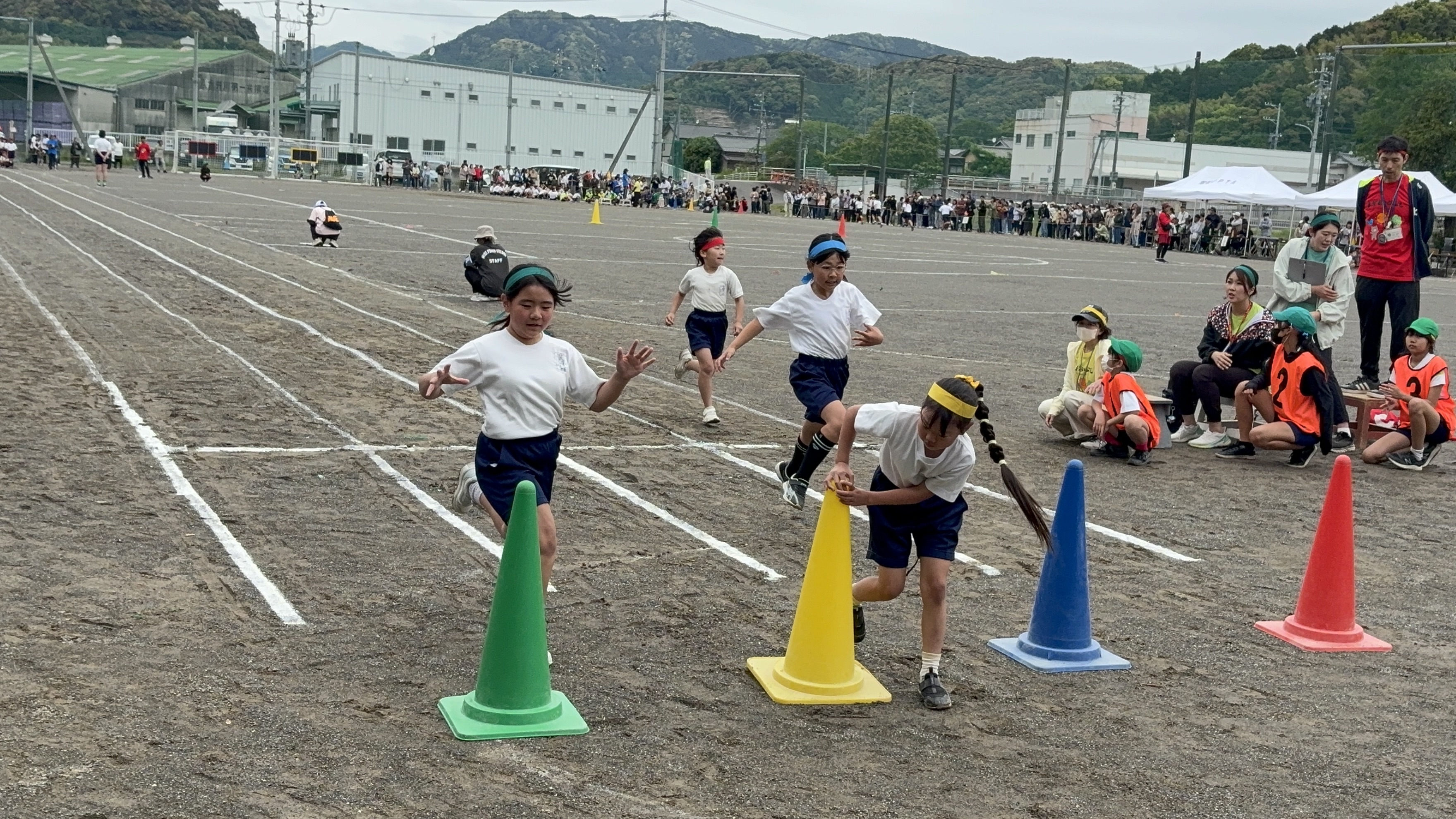 こんにちは！

５月も気づけば最終週に突入！
時間が経つのが早いですね。６月には4年に1度のサッカーW杯も開幕！

梅雨のジメジメを感じさせないスーパープレーを観せてもらいたいですね( ◠‿◠ )
日本代表も国内での最終調整に入って
コンディションを高めています！！

私たちも６月の気候・陽気に調子を落とさないように
自己管理を徹底していきましょう！
注意するのは【湿気】【湿】【湿邪】です。これに関しては、後日書きたいと思います。

さて、週末の天気が心配でしたが
なんとか回復して土曜日に子どもたちの運動会が滞りなく行うことができました！！

娘は4回目の運動会！徒競走（８０m）で１位を目指して3週間ほぼ毎日朝練をして挑みました。

息子は初めての運動会！！こども園時代、年少・年中では場の雰囲気に圧倒されたのか
何もできない思い出が・・・。小学校では！？

まずは、娘の徒競走！
過去3回は４位/4人中

練習の成果は・・・・最後まで頑張ったが３位！２位とは微差！！

個人的には１つの目標に向かって朝練をやり続けたことを評価したい！！
そう簡単にはできないことだと思います。

自分が4年の時には絶対にしないと思う。

走るフォームがだいぶ綺麗に走れていたので5年・6年が楽しみですね✌︎('ω'✌︎ )