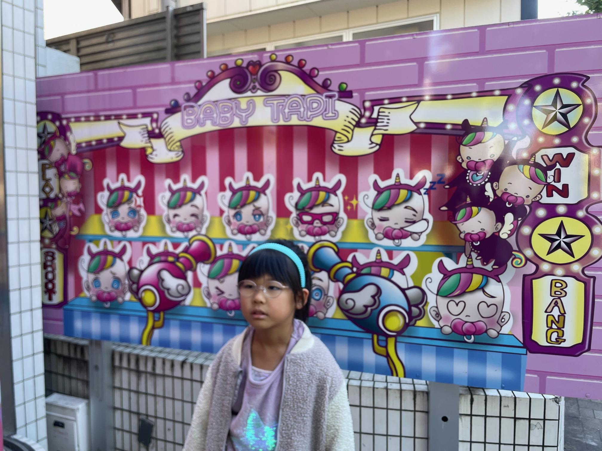 不機嫌な娘に襲い掛かる悲劇！！！！<br><br>お目や手にしていたお店がまさかの思った以上に大大大人気で<br><br>まさかの今日の分は終了！<br>入店すらできず・・・。<br><br>看板前で思い出の写真も笑うことは無く<br>帰るの一点張り・・・。<br><br>しかし、<br>まさかの、となりに今日限定で<br>お目当ての人のグッズ販売が！！<br><br>父ホッとした・・・。<br><br>グッズを購入して、<br>クレープ食って<br>ぶらぶらして<br><br>結局ご満悦！<br><br>写真に収めることはできなかったが、<br>満足１２０％<br><br>冬過ぎたぐらいに<br><br>リベンジするぞ。<br>