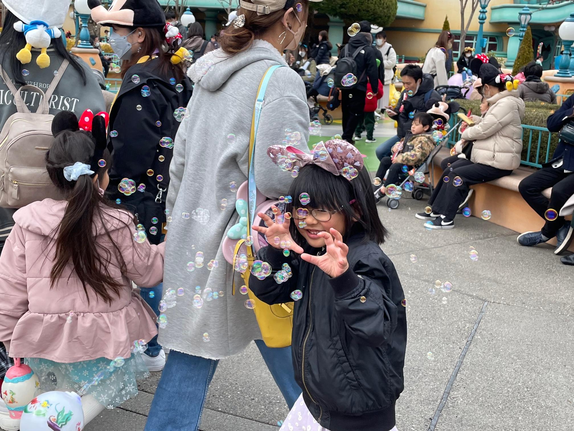 <b>娘は<span style='font-size:1.4em;'><span style='color:#ff00ff;'>カチューシャ</span></span>!<br><br>息子は<span style='color:#0000ff;'><span style='font-size:1.4em;'>自動のしゃぼん玉機</span></span>を購入!!</b>
