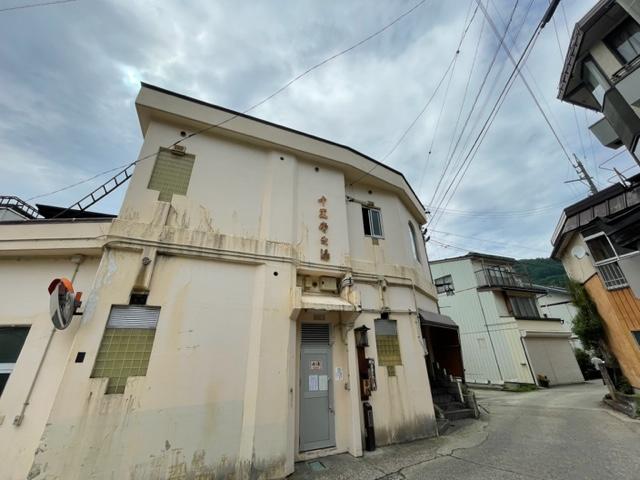 <b><span style='font-size:1.4em;'>温泉！</span></b><br>こんな感じの温泉施設が13施設あります！！<br>