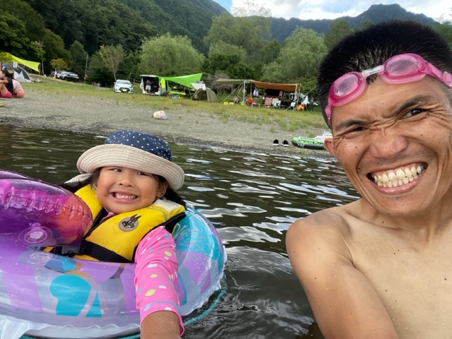 <b>試走後、家族で西湖で水遊び！<br><br>火照った身体には<br>心地よい！<br><br><span style='color:#ff0000;'><span style='font-size:1.4em;'>子供たちは深さにビビりまくり!(^^)!</span></span></b>