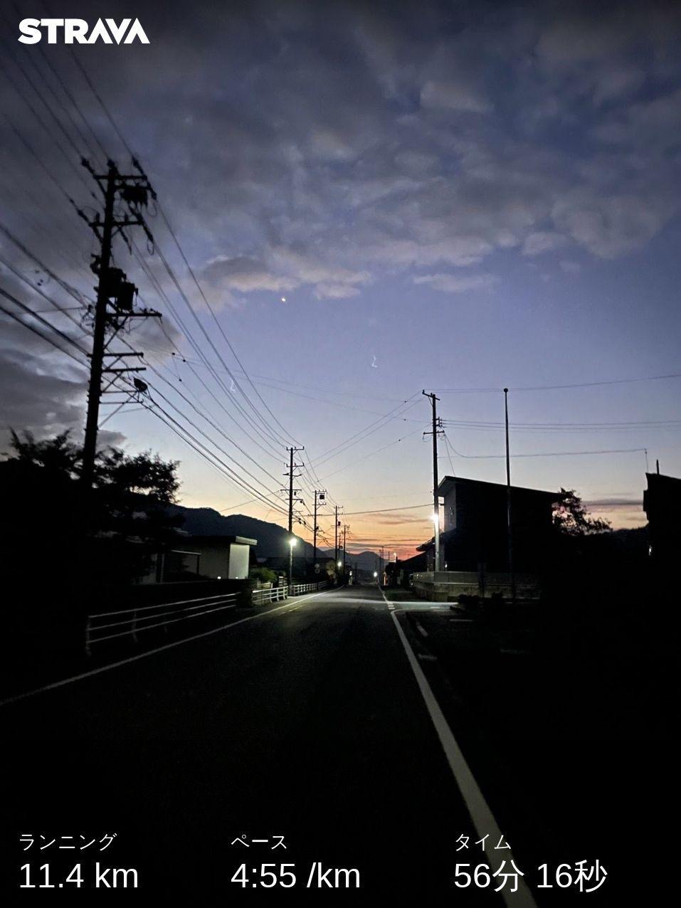 <b><b>9月10日まずは早朝ラン！<br>さすがに、日の入りがだんだんと遅くなっている。暗い(*´▽｀*)<br><br>早く走りだしのでいつもより長い距離を！！<br><br>１１ｋｍをゆっくりとＬＳＤトレーニングっす！！<br><br>早い時間帯だったので、とても気持ちよく走り切ることができました！<br>大会まではまだ日数あるので<br>走力ＵＰを目指して<br>己の身体をイジメていきます