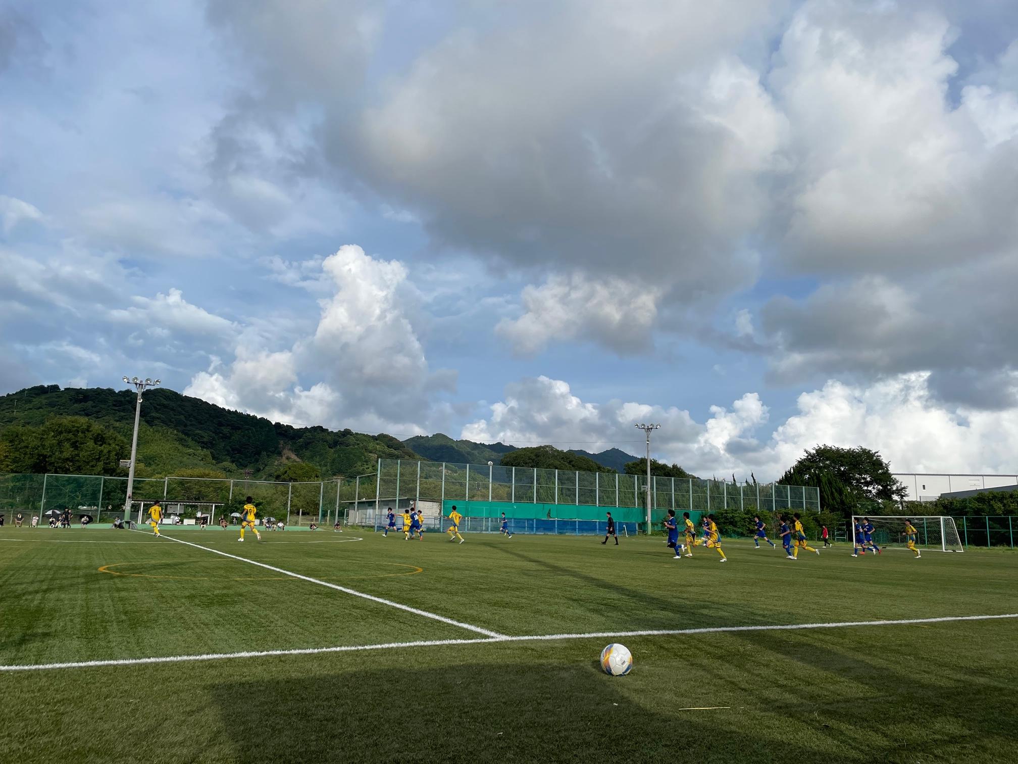 <b>午後はＵ１５リーグ戦！残り３戦！<br>３戦中２勝すれば上のカテゴリーに昇格が決まる<br>とても大切な試合になります。<br><br>結果０－１で敗戦。。。<br><br>相手チームの戦術だったり、スタイルを把握して<br>戦い方を柔軟に変えていく必要はある。<br><br>瞬時に把握してチームで切り替えることができるか！？<br><br>のこり２戦、とにかくたくさん点を取って勝ち切ること！<br>そのために、できる限りサポートしていきます。<br></b>