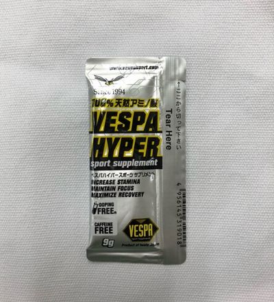 これが、【VESPA HYPER】!めちゃくちゃ少ないのですがとても中身成分が凝縮されているジェル！<br>１つで600～800円（お店でまちまち）脂質の燃焼効率をあげることでエネルギーを排出する時間が<br>長時間可能になるかも！？<br><br>補給のタイミングとしてスタート1時間前～30分前に摂取をおすすめ！<br>