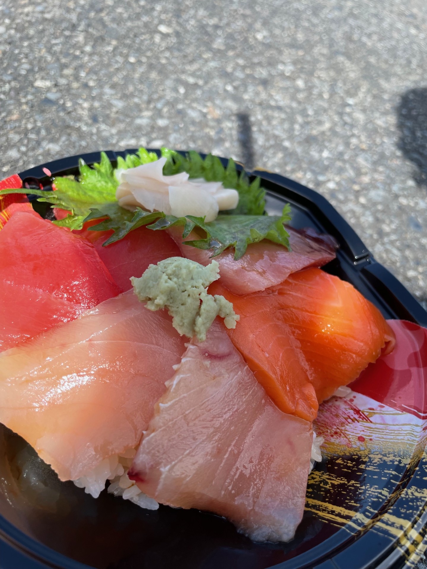 <b>カツオゲットできなかったから！<br>海鮮丼を喰らう！！</b>