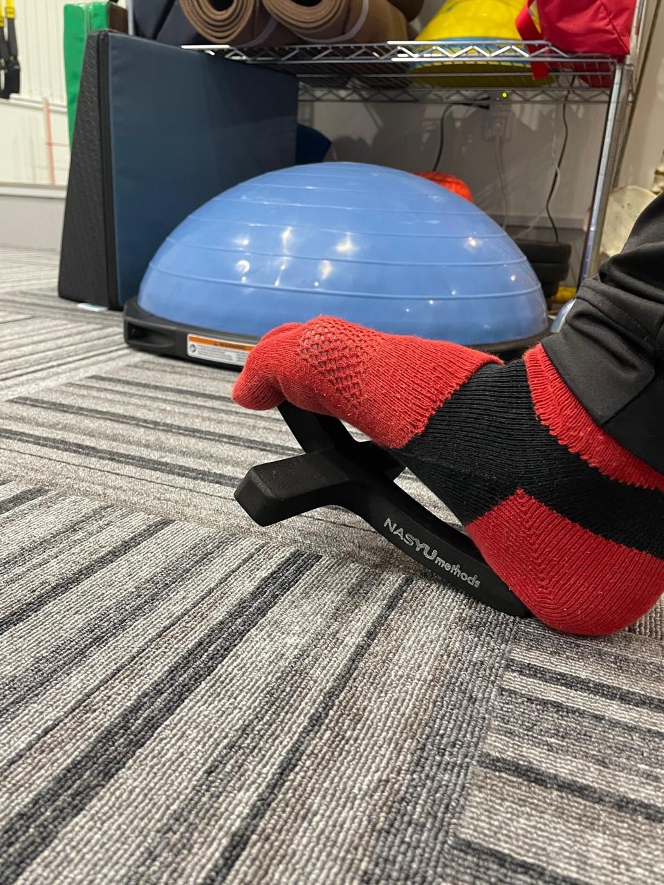 足の指でFOOT+の先端を持ち上げる。<br>【横アーチの運動】<br>弱くなった足裏の筋肉を動かす。<br>【回数】<br>片足10回<br>