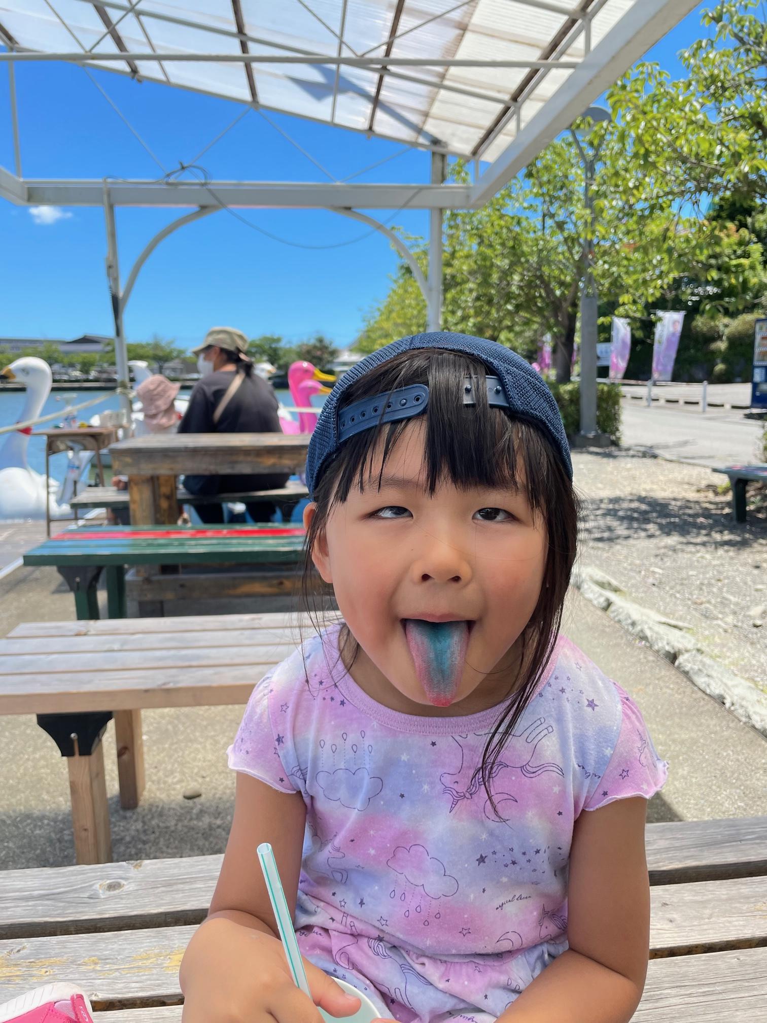 <span style='color:#05ffff;'><span style='font-size:1.4em;'><b>ブルーハワイ？あるあるですよね(*´▽｀*)</b></span></span>